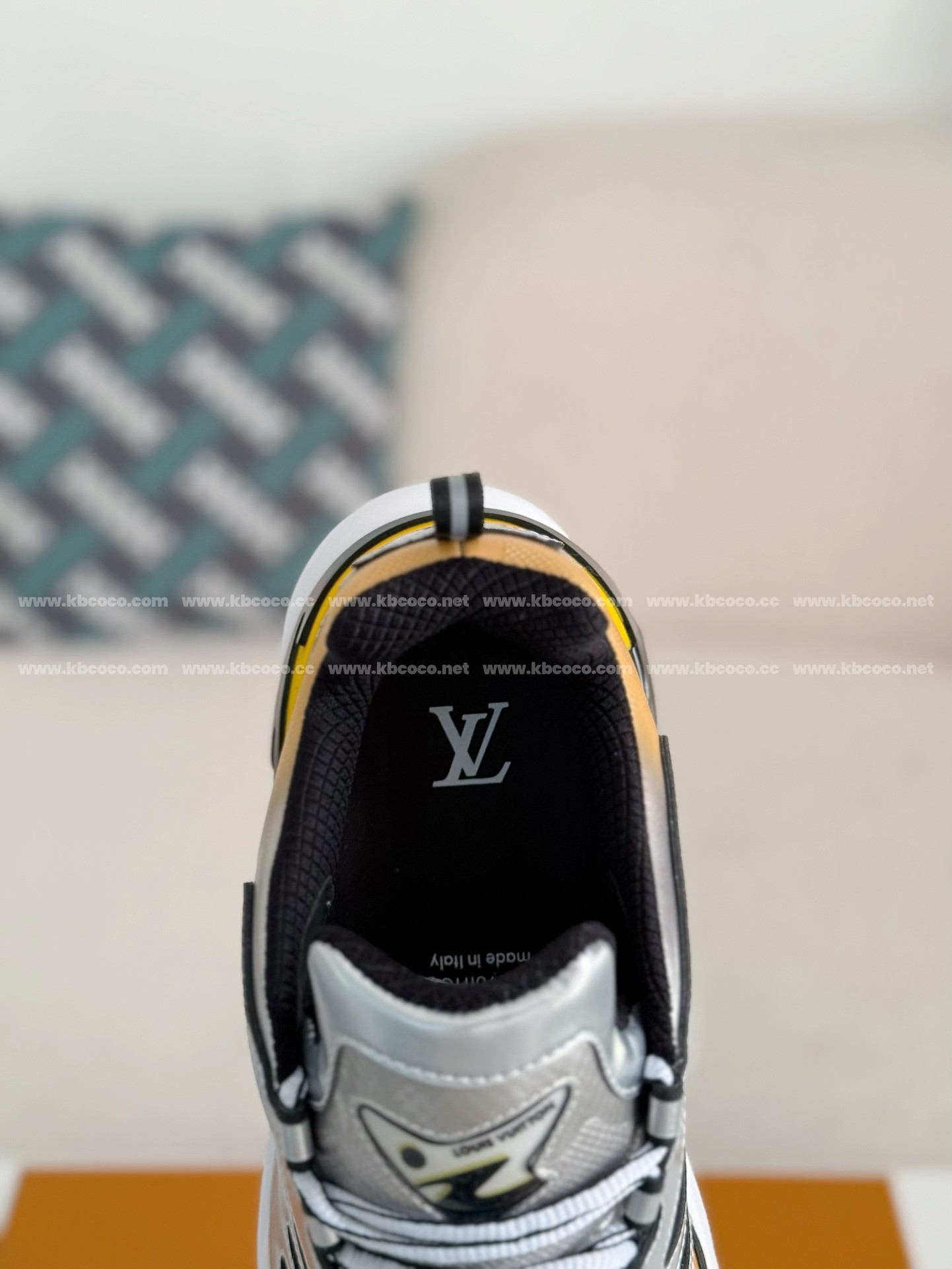 【#4189】 LOUIS VUITTON RUNNER SNEAKERS