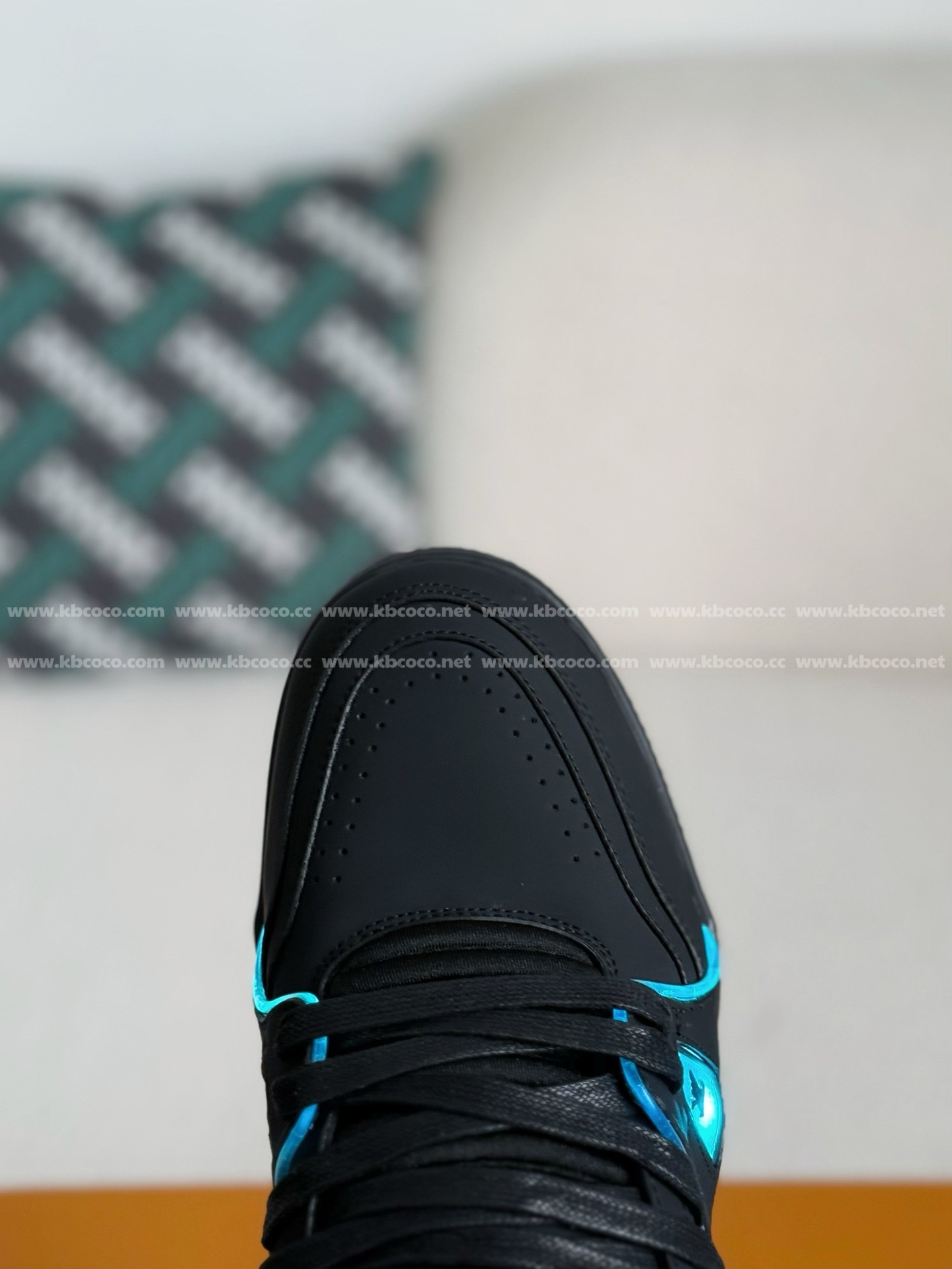 【#4560】 LOUIS VUITTON LED TRAINER SNEAKERS
