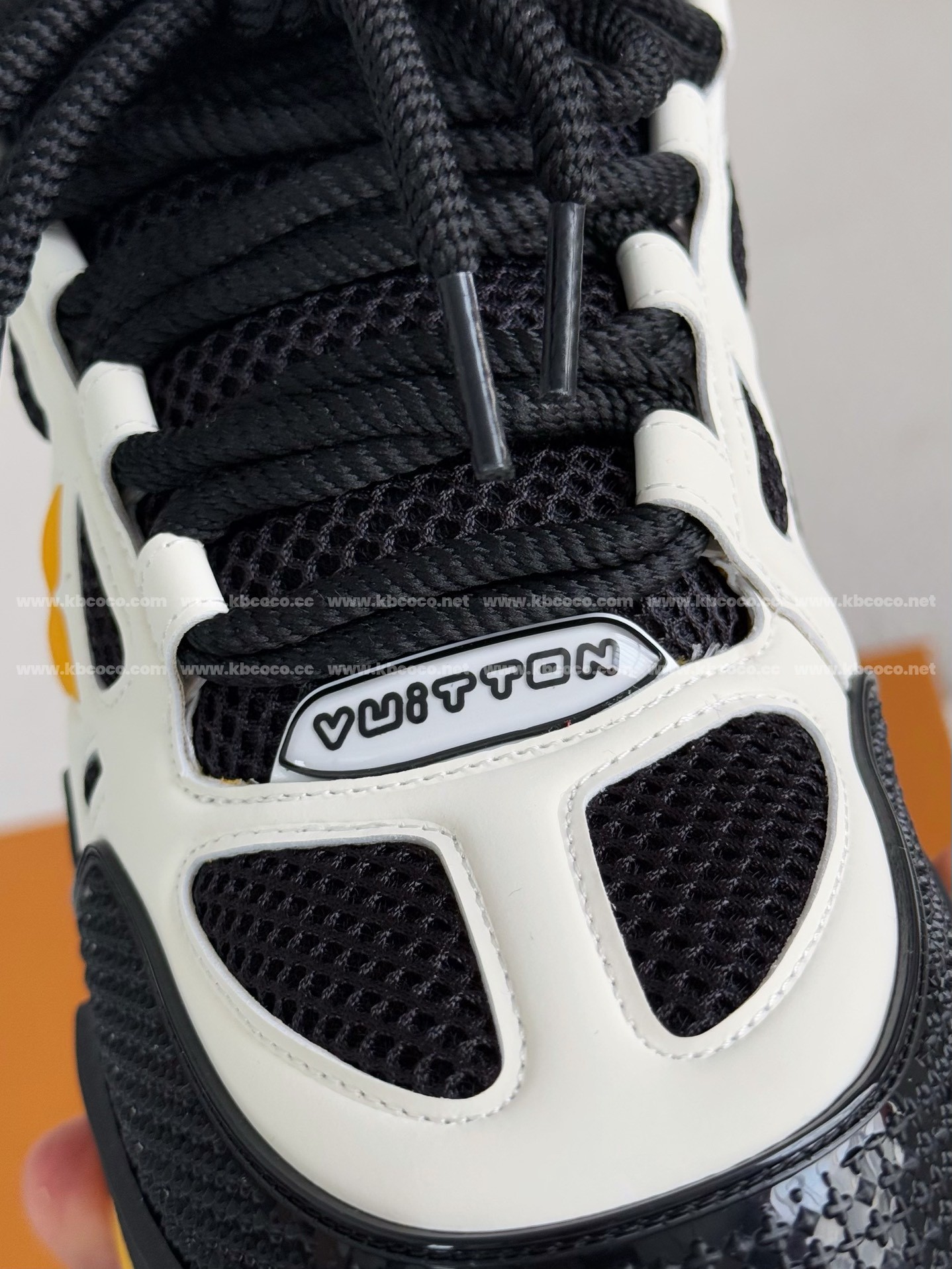 【#4016】 LOUIS VUITTON RUNNER TATIC SNEAKERS