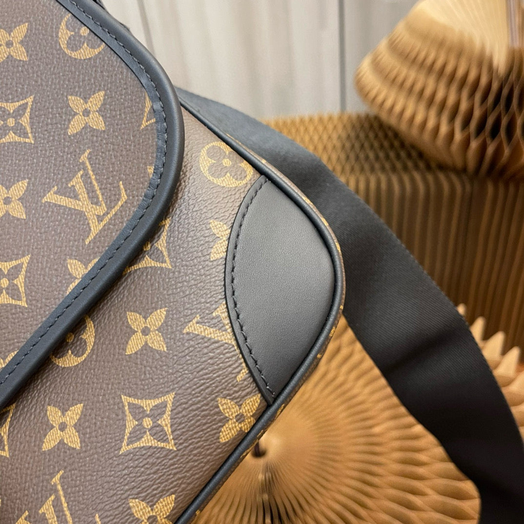 LOUIS VUITTON Archy messenger bag M46328