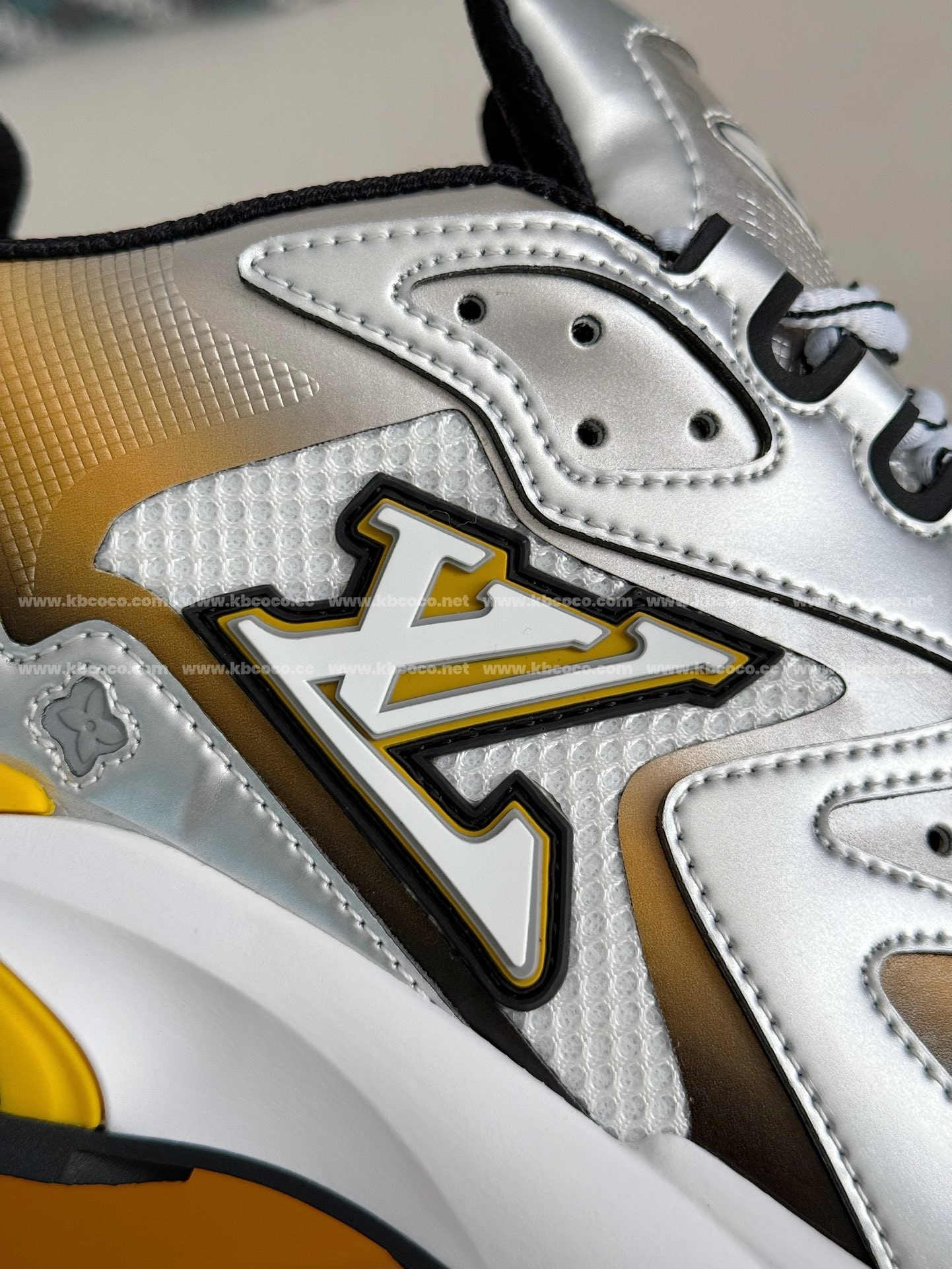 【#4189】 LOUIS VUITTON RUNNER SNEAKERS