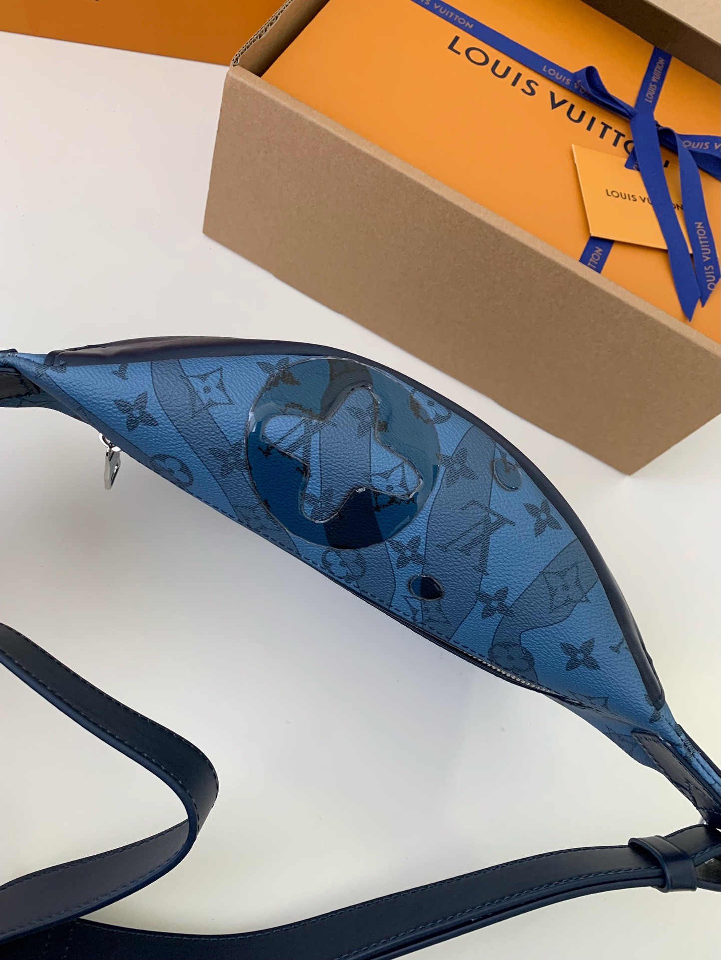 Louis Vuitton 2023 New DISCOVERY Droplet Blue Waistpack M22576