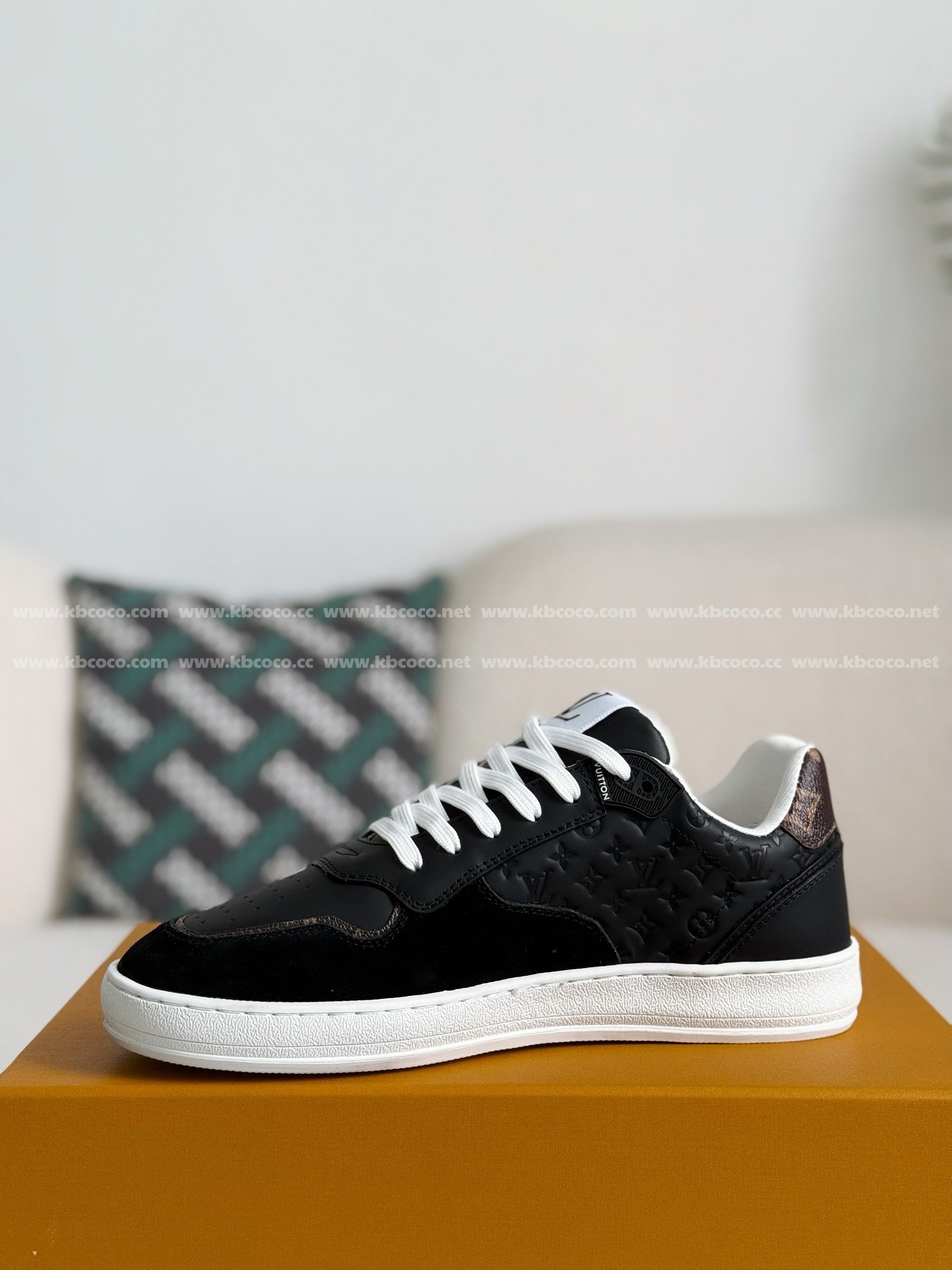 【#4302】 Louis Vuitton Leather dark concave printed board shoes