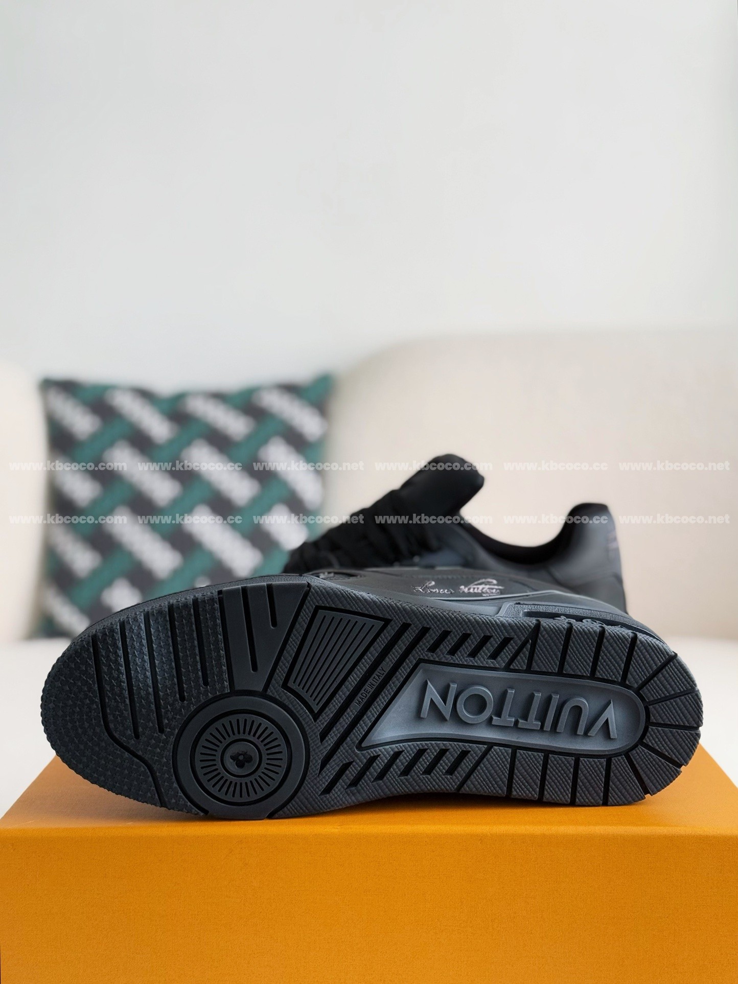 【#4011】 LOUIS VUITTON TRAINER SNEAKERS