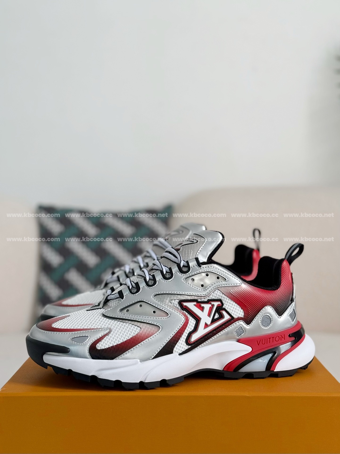 【#4187】 LOUIS VUITTON RUNNER SNEAKERS