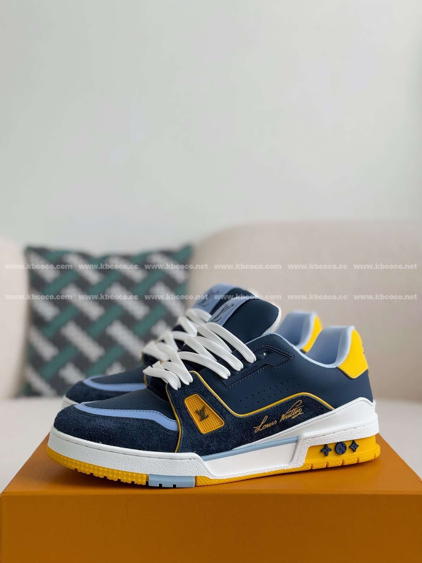 【#3992】 LOUIS VUITTON TRAINER SNEAKERS