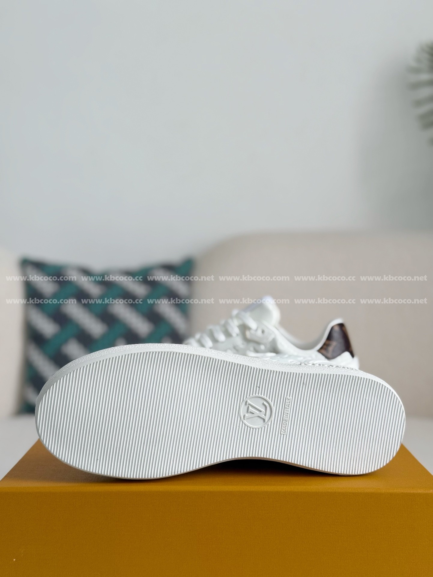 【#4303】 Louis Vuitton Leather dark concave printed board shoes