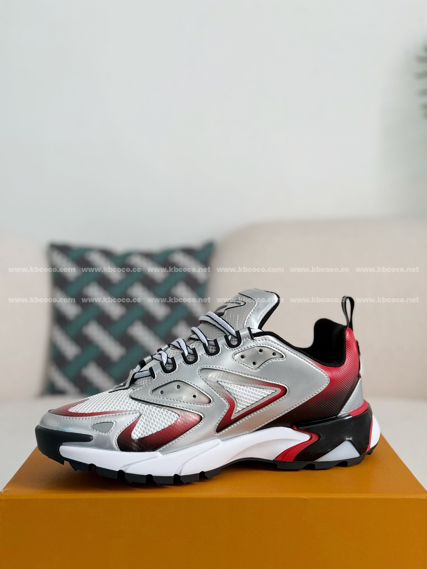 【#4187】 LOUIS VUITTON RUNNER SNEAKERS