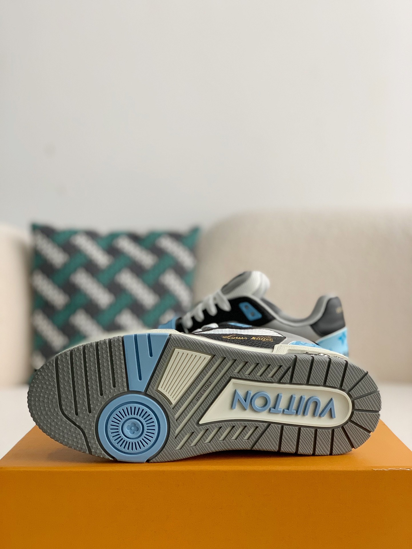 LOUIS VUITTON SNEAKERS