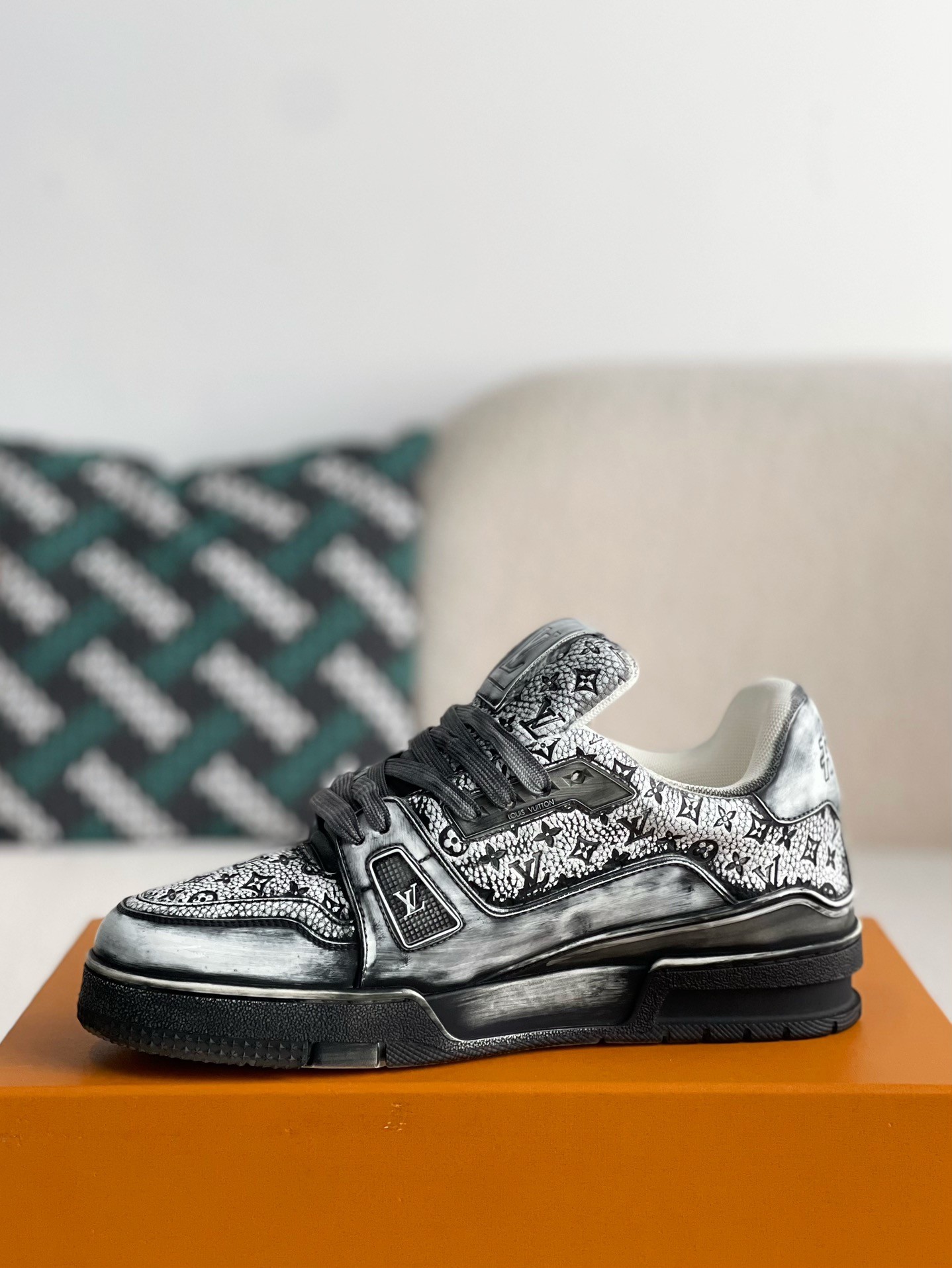 LOUIS VUITTON SNEAKERS