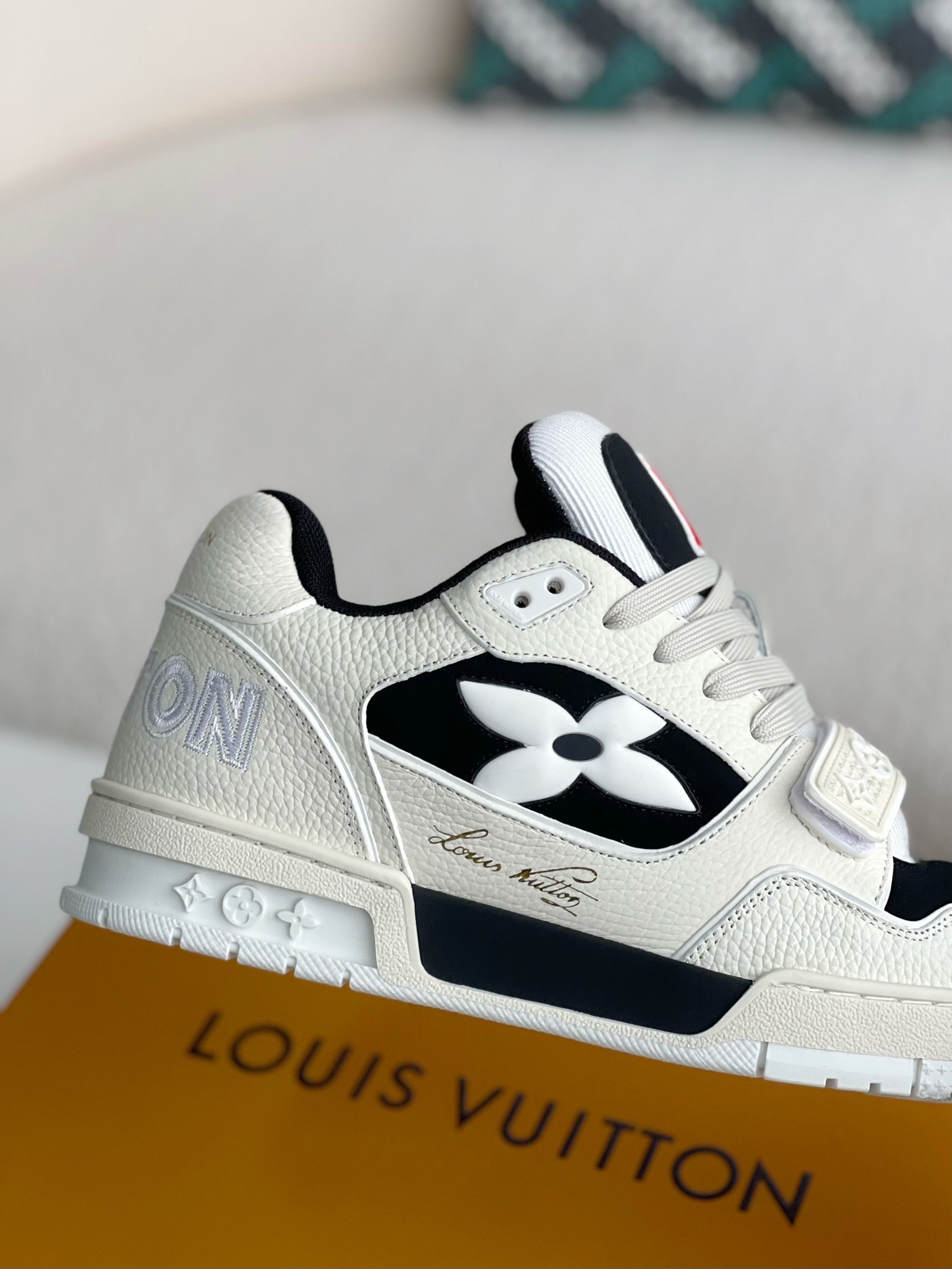 LOUIS VUITTON SNEAKERS