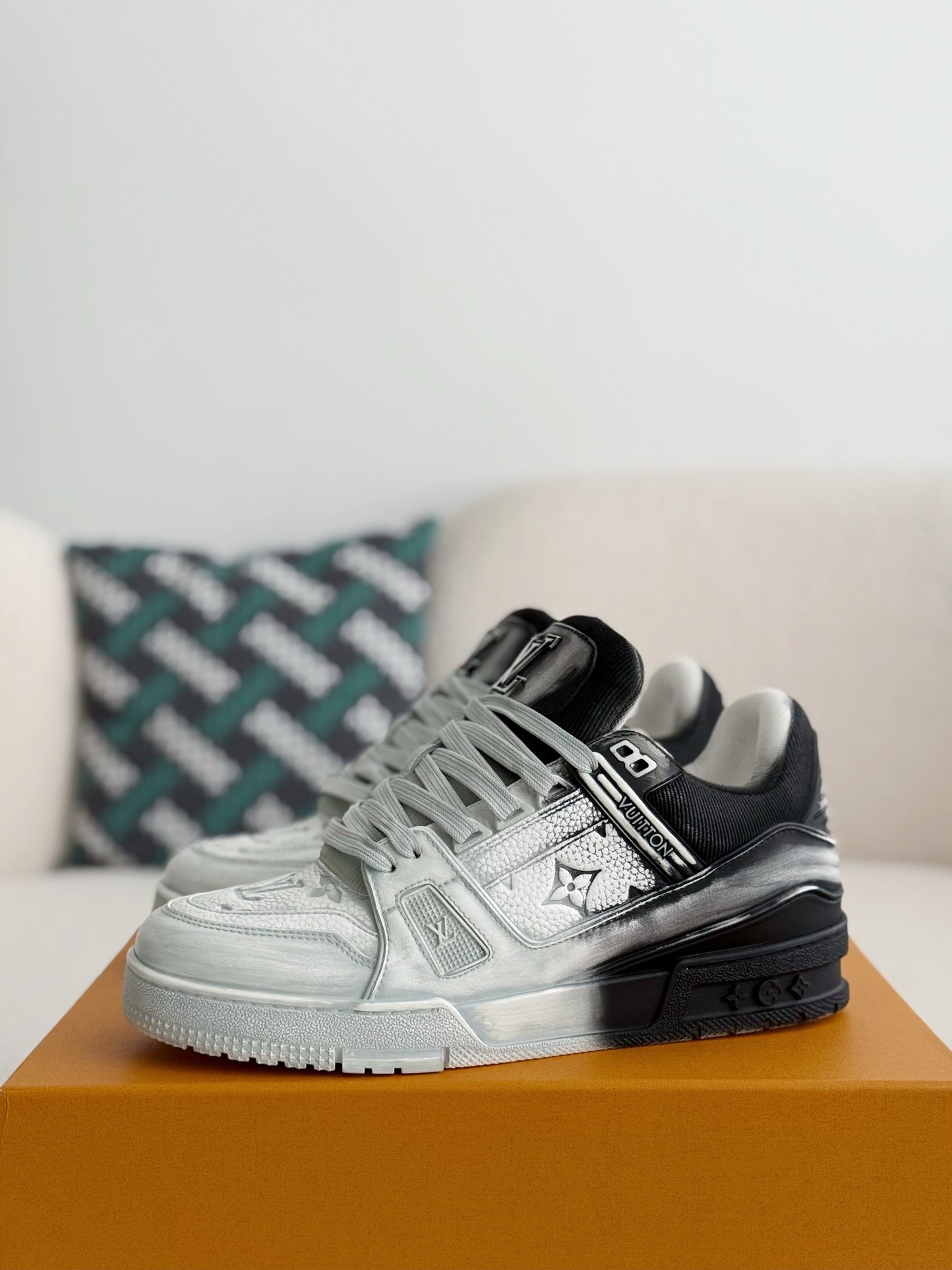 [#3893」 LOUIS VUITTON TRAINER SNEAKERS