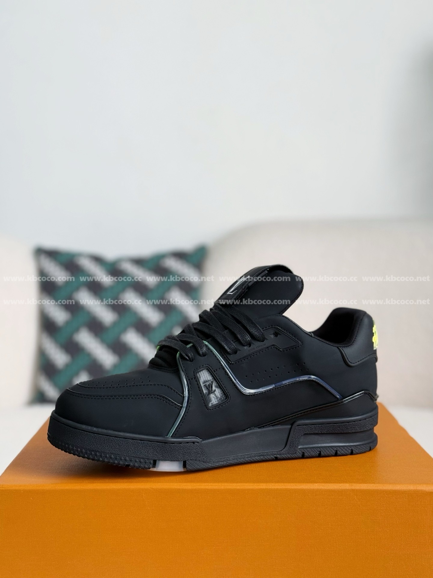 【#4560】 LOUIS VUITTON LED TRAINER SNEAKERS