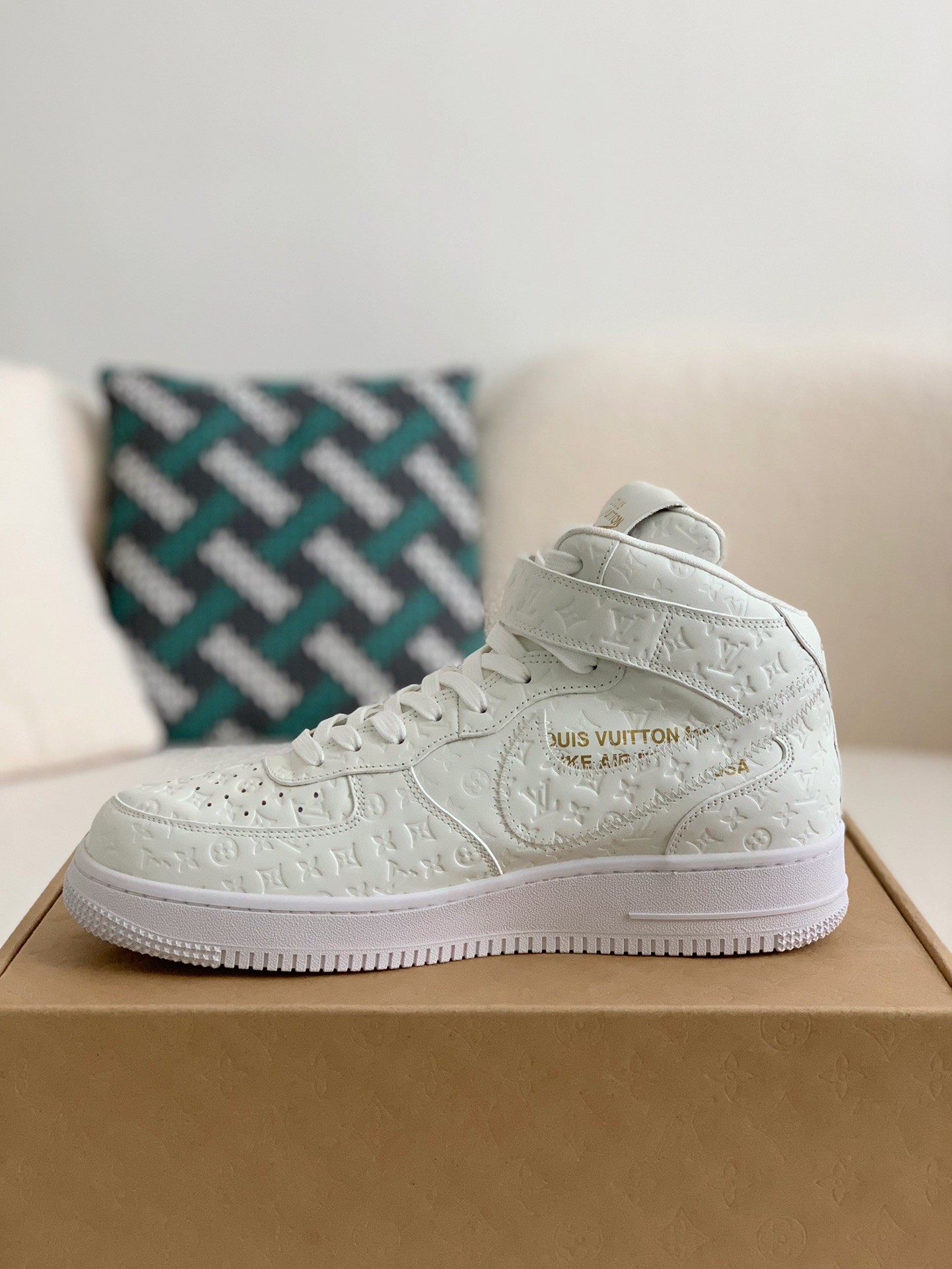 LOUIS VUITTON X NIKE AIR FORCE 1 high Sneaker