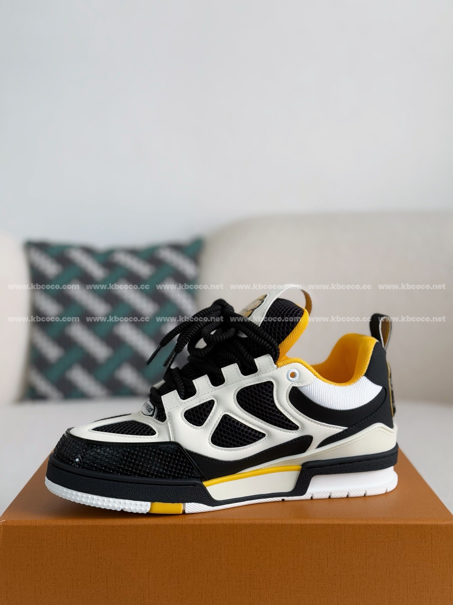 【#4016】 LOUIS VUITTON RUNNER TATIC SNEAKERS