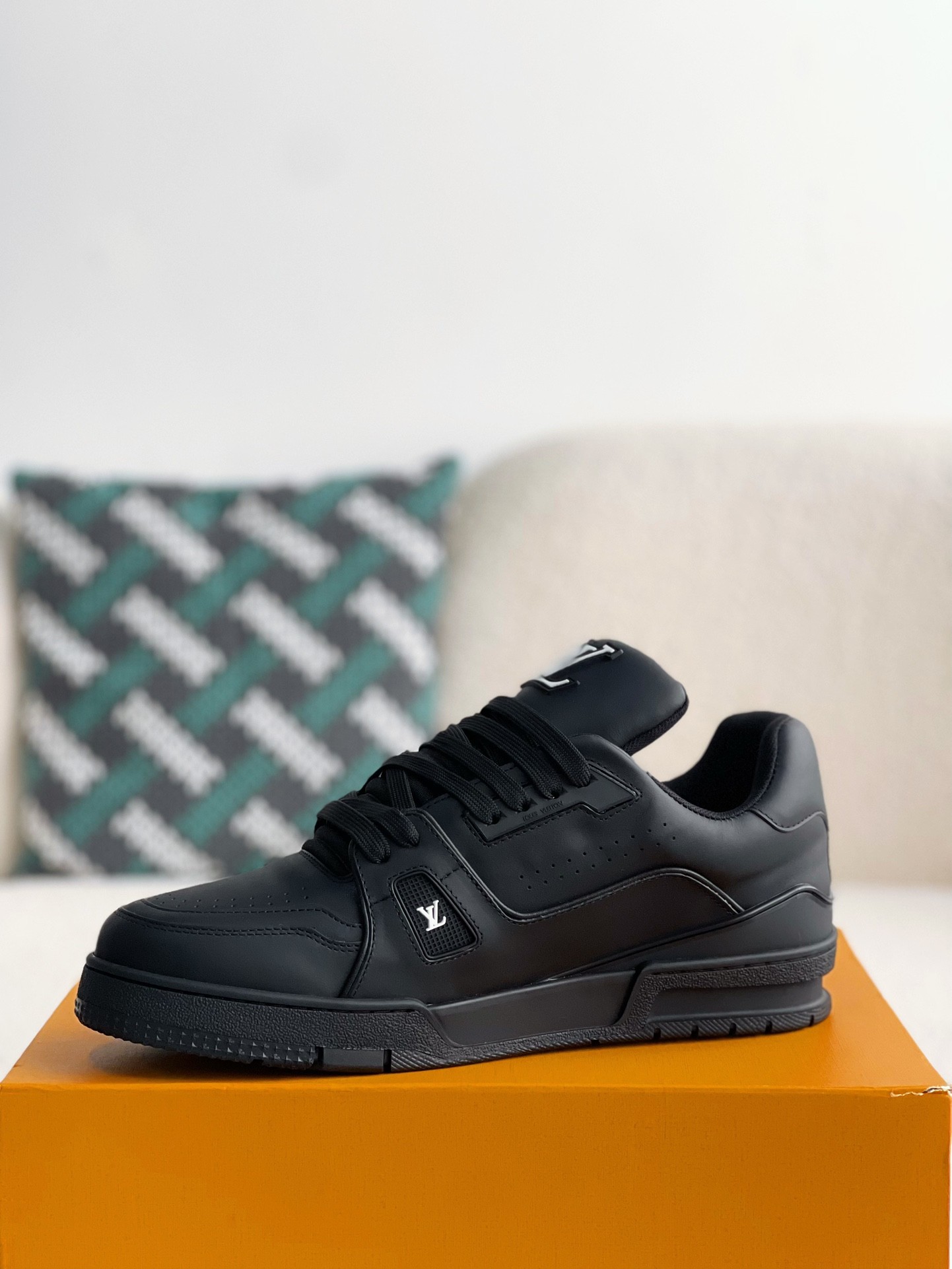 LOUIS VUITTON SNEAKERS