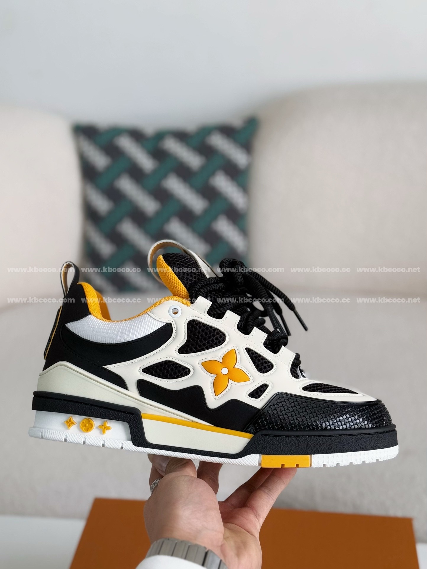 【#4016】 LOUIS VUITTON RUNNER TATIC SNEAKERS