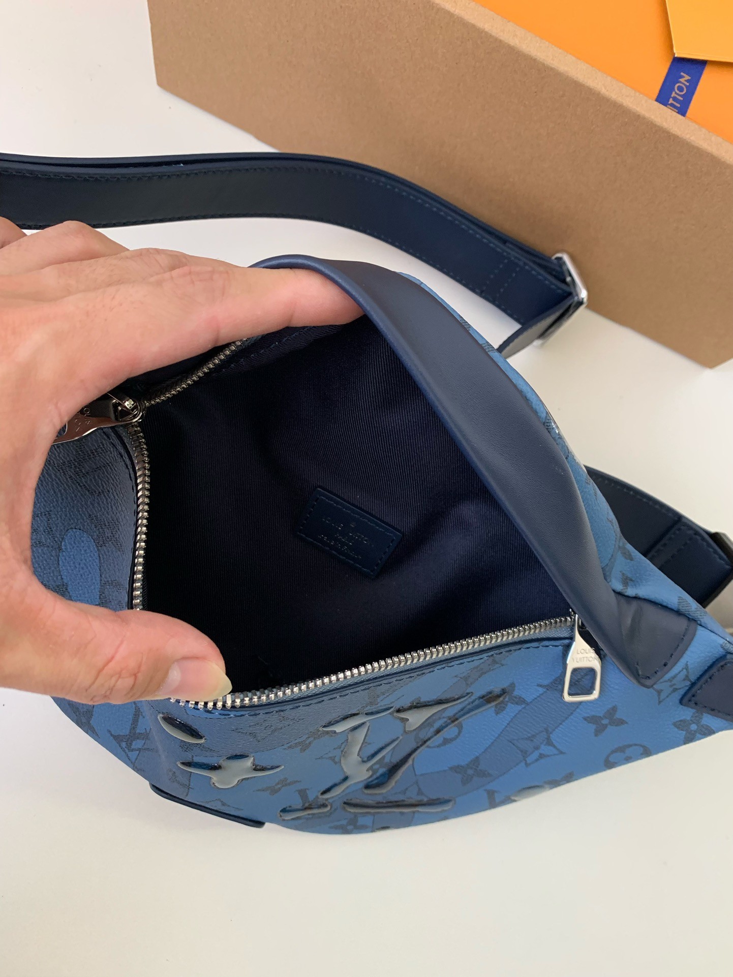 Louis Vuitton 2023 New DISCOVERY Droplet Blue Waistpack M22576