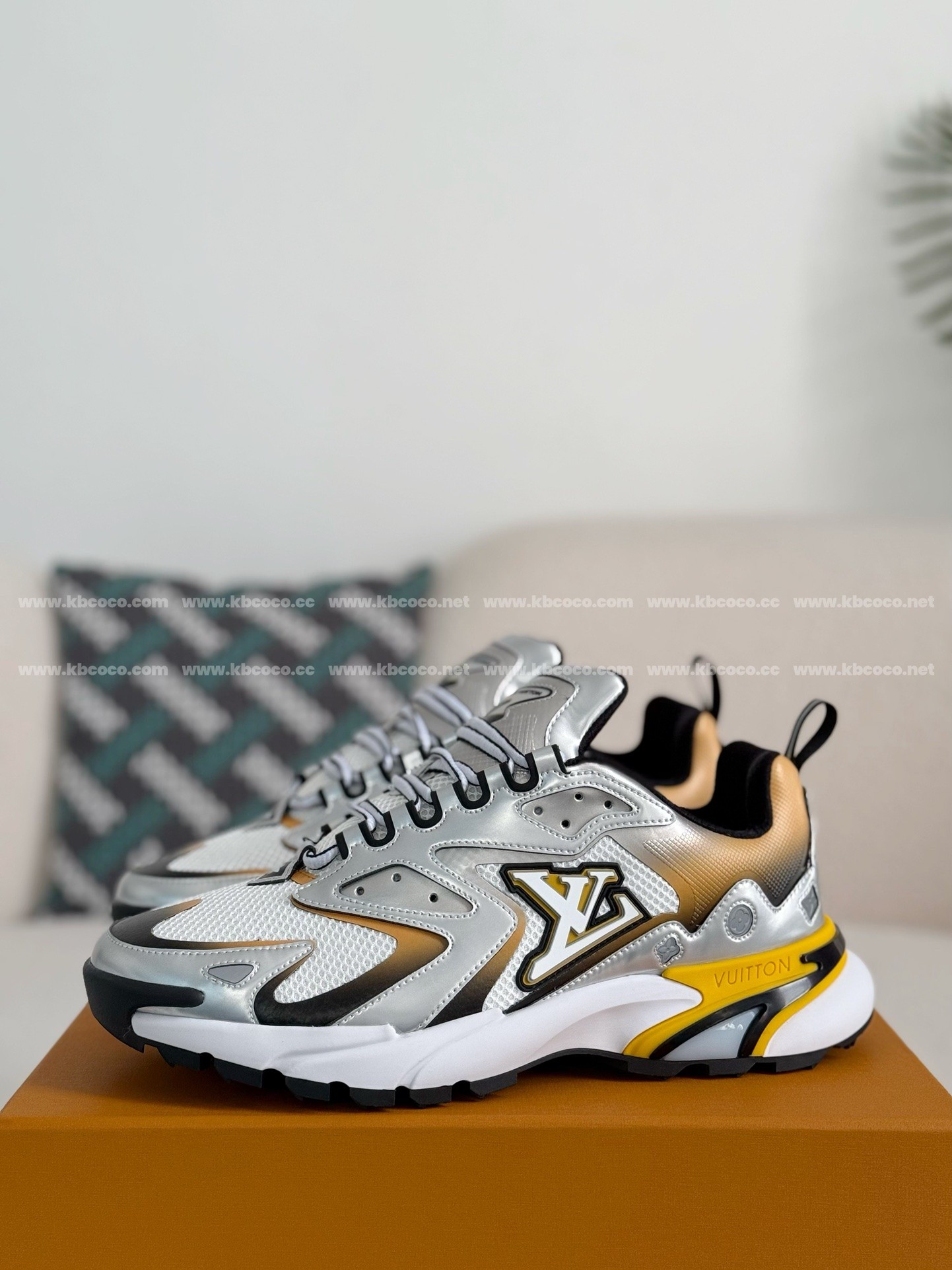 【#4189】 LOUIS VUITTON RUNNER SNEAKERS