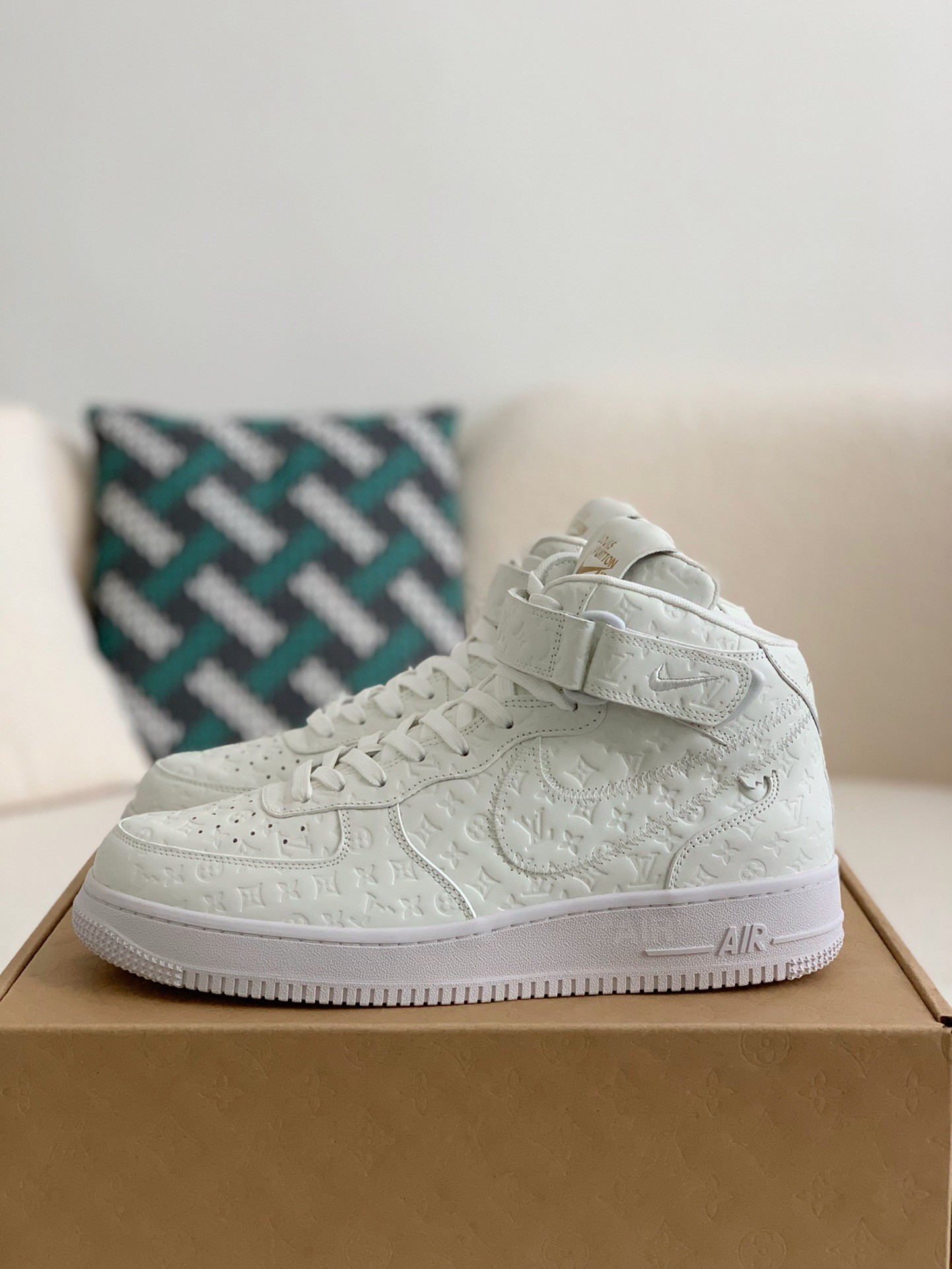 LOUIS VUITTON X NIKE AIR FORCE 1 high Sneaker