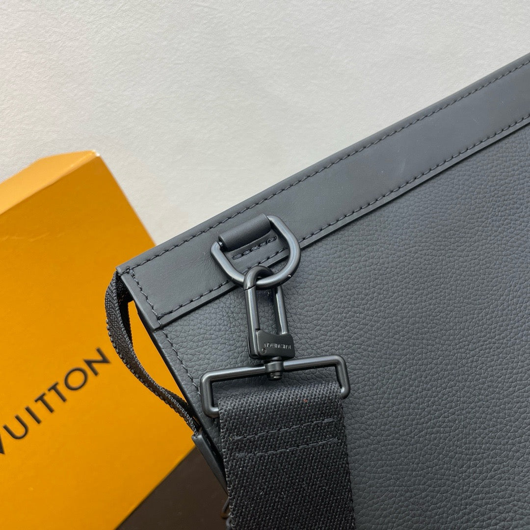 LOUIS VUITTON Messenger Voyage Aerogram Shoulder bag/top quality M59329