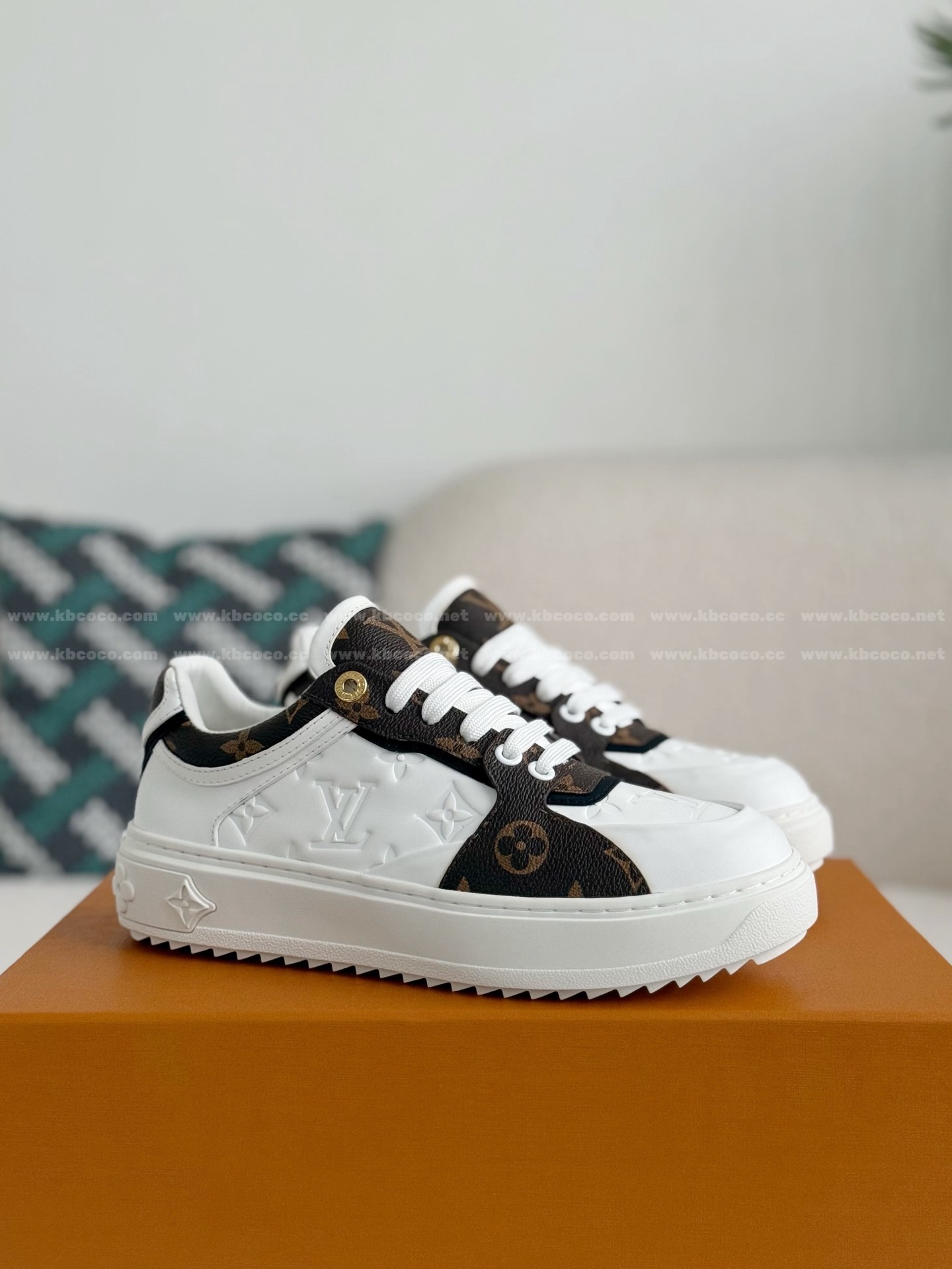 【#5909】 LOUIS VUITTON TIME OUT SNEAKERS