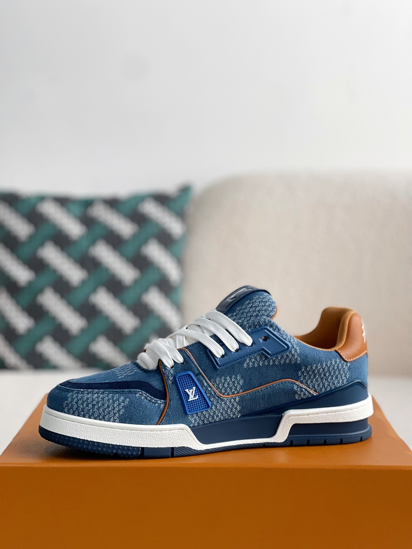 LOUIS VUITTON SNEAKERS