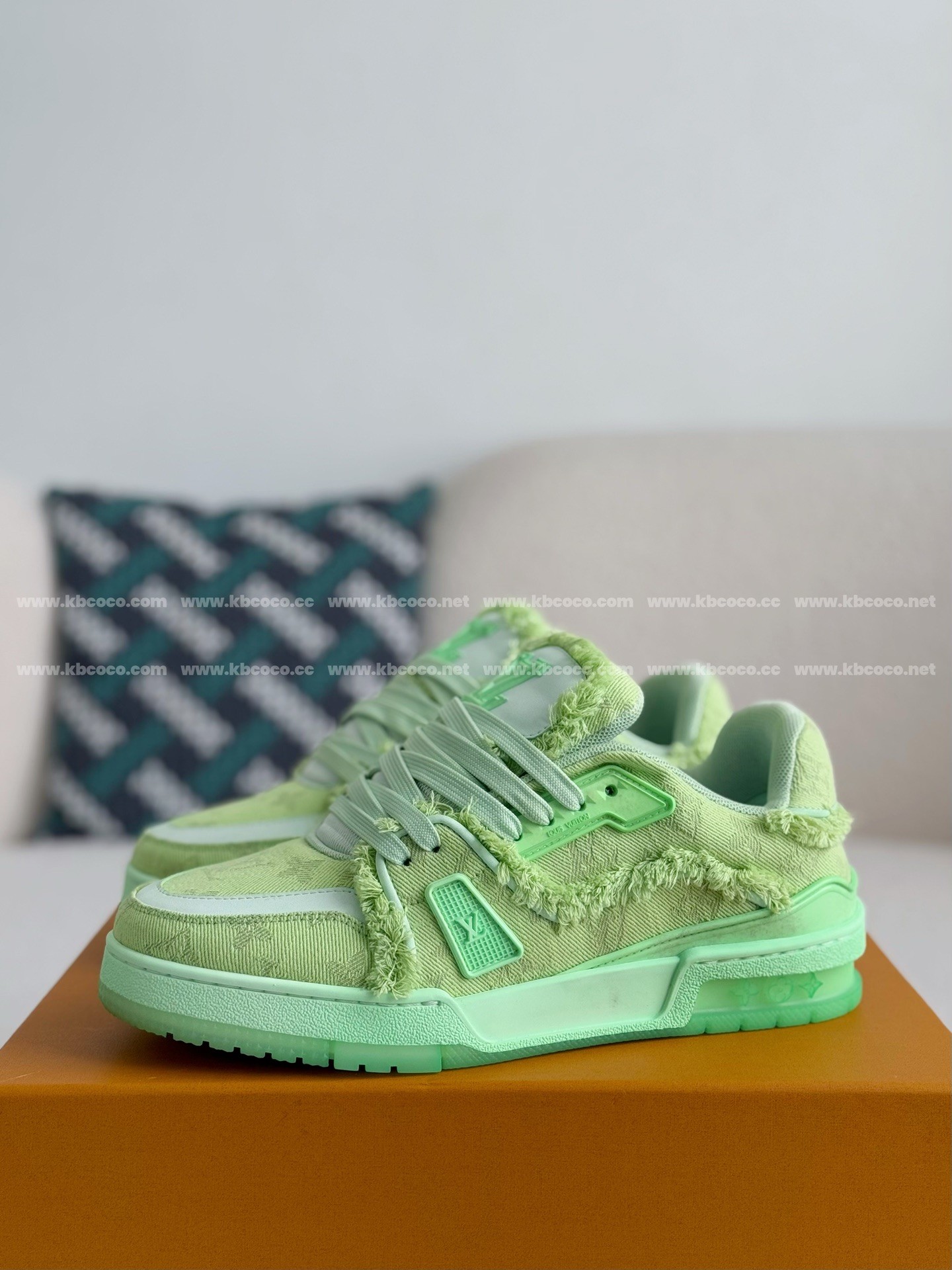 【#3977】 LOUIS VUITTON TRAINER SNEAKERS