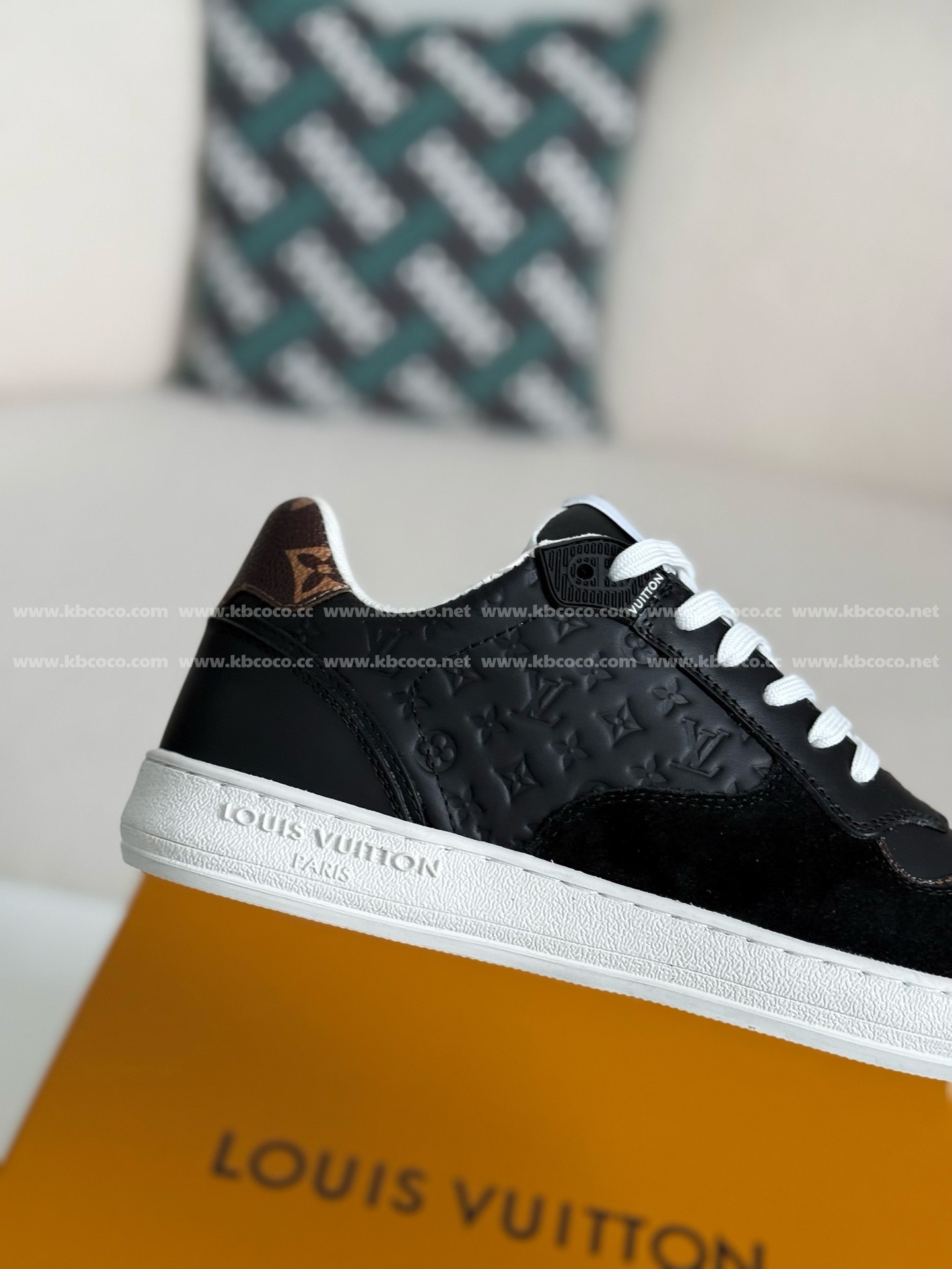 【#4302】 Louis Vuitton Leather dark concave printed board shoes