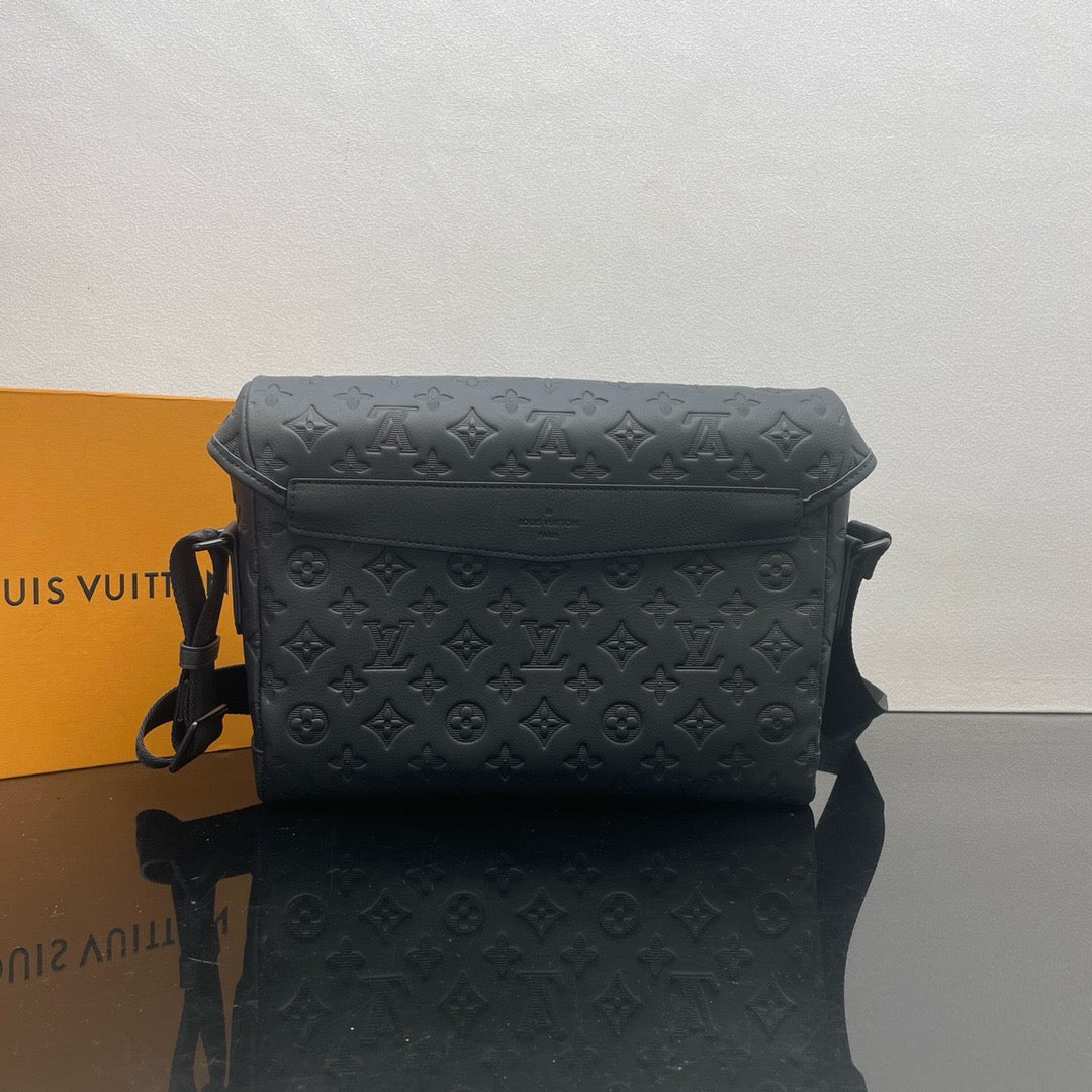 LOUIS VUITTON Messenger Voyager PM Crossbody bag/top quality M25121