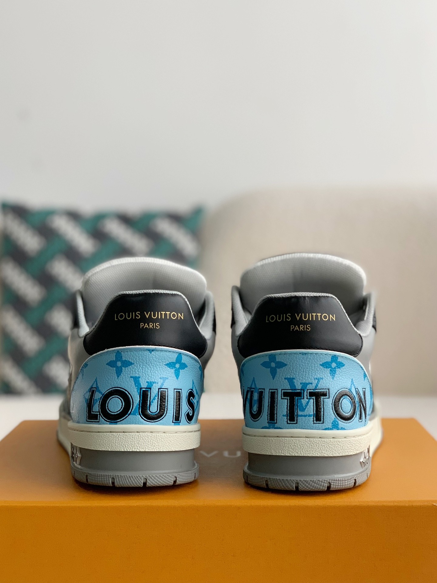 LOUIS VUITTON SNEAKERS