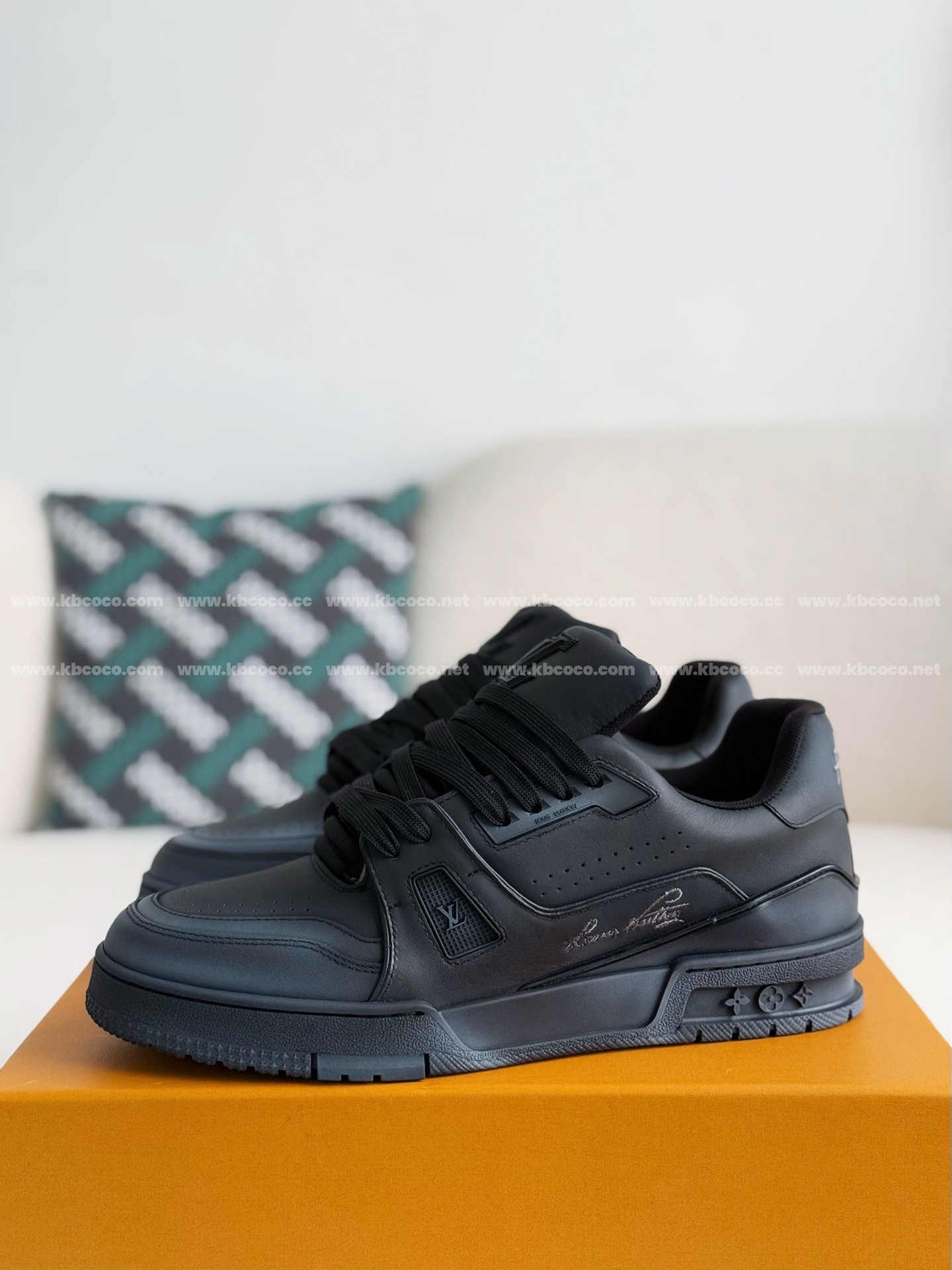 【#4011】 LOUIS VUITTON TRAINER SNEAKERS