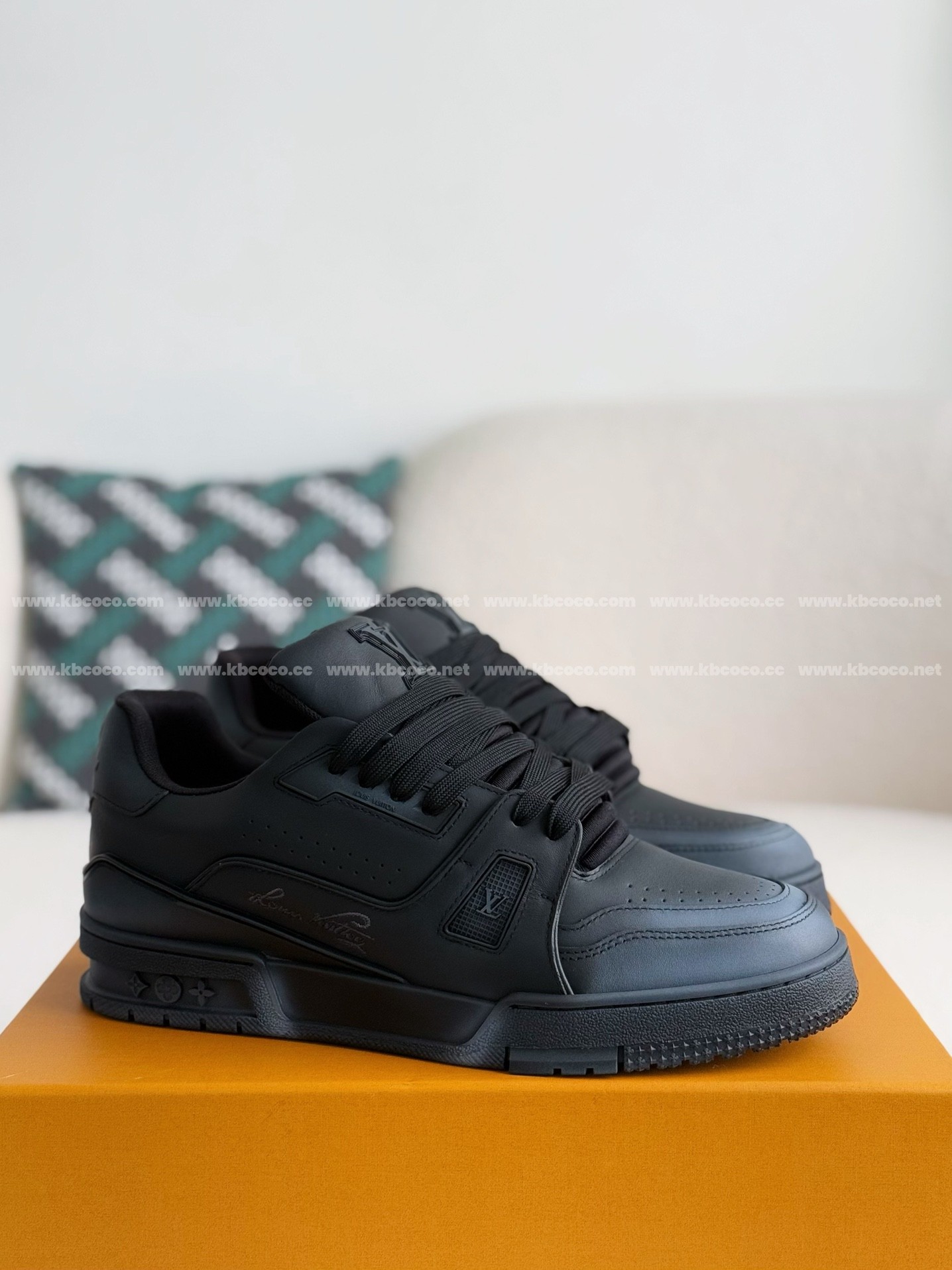 【#4011】 LOUIS VUITTON TRAINER SNEAKERS