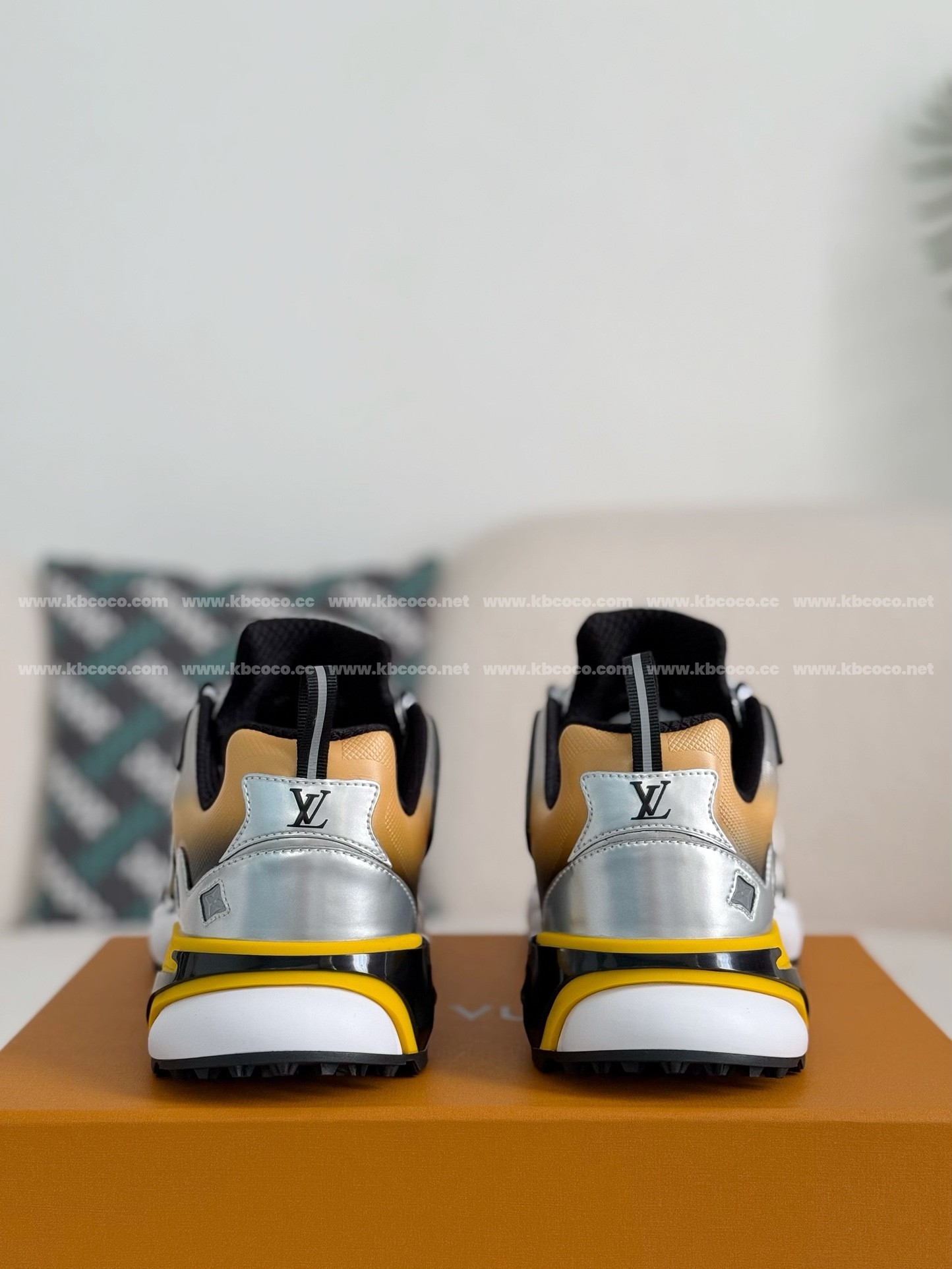 【#4189】 LOUIS VUITTON RUNNER SNEAKERS