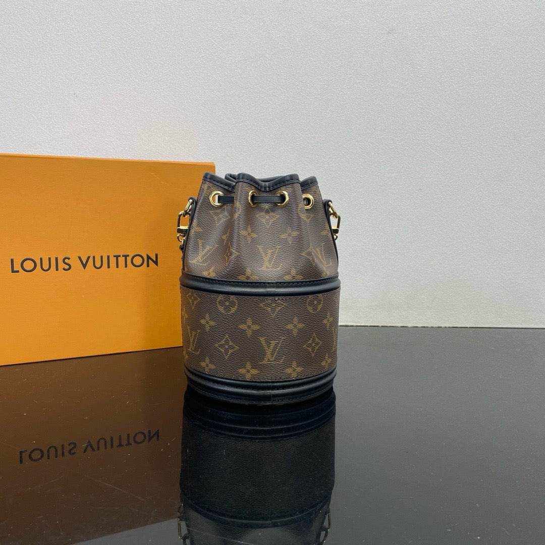 LOUIS VUITTON CANOÉ Bucket bag/top quality M83480