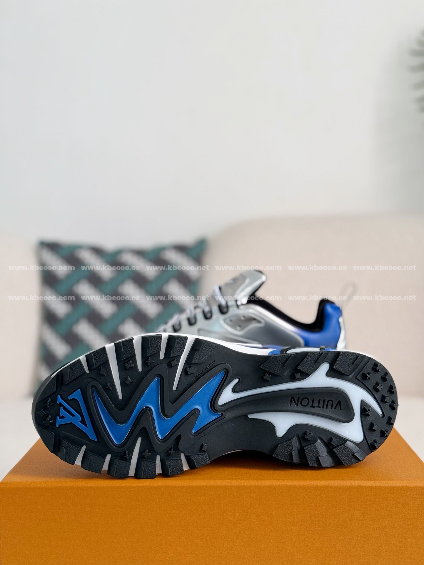 【#4188】 LOUIS VUITTON RUNNER SNEAKERS