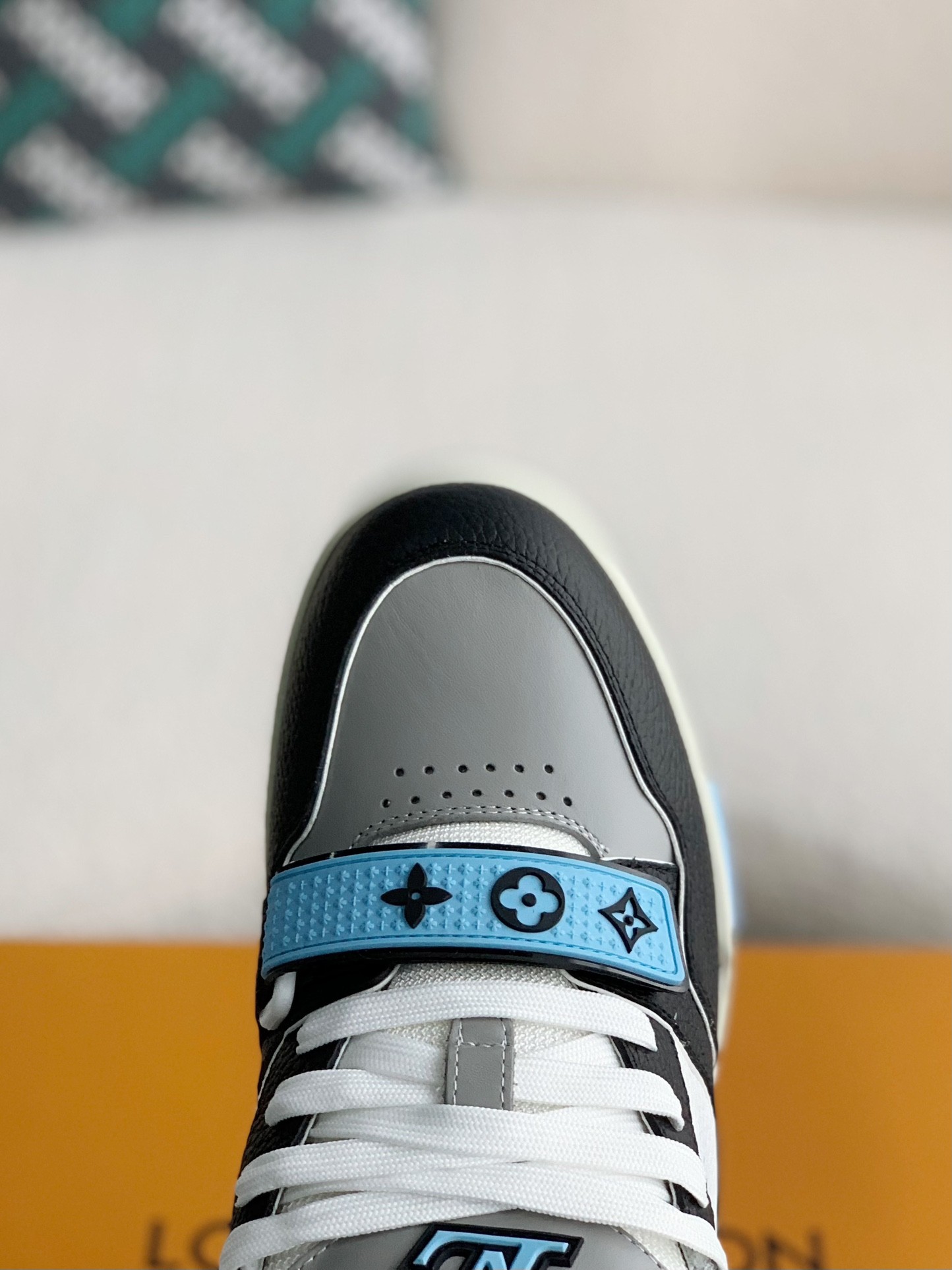 LOUIS VUITTON SNEAKERS
