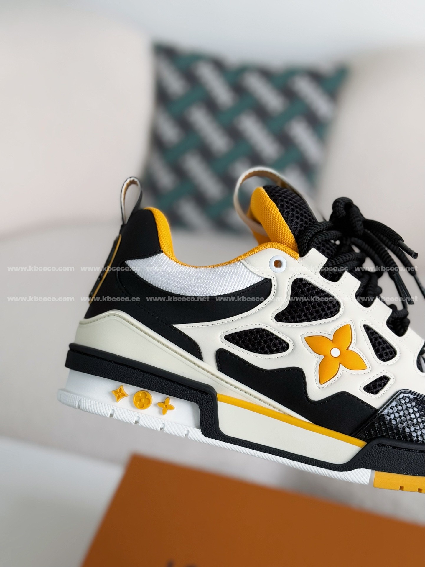 【#4016】 LOUIS VUITTON RUNNER TATIC SNEAKERS