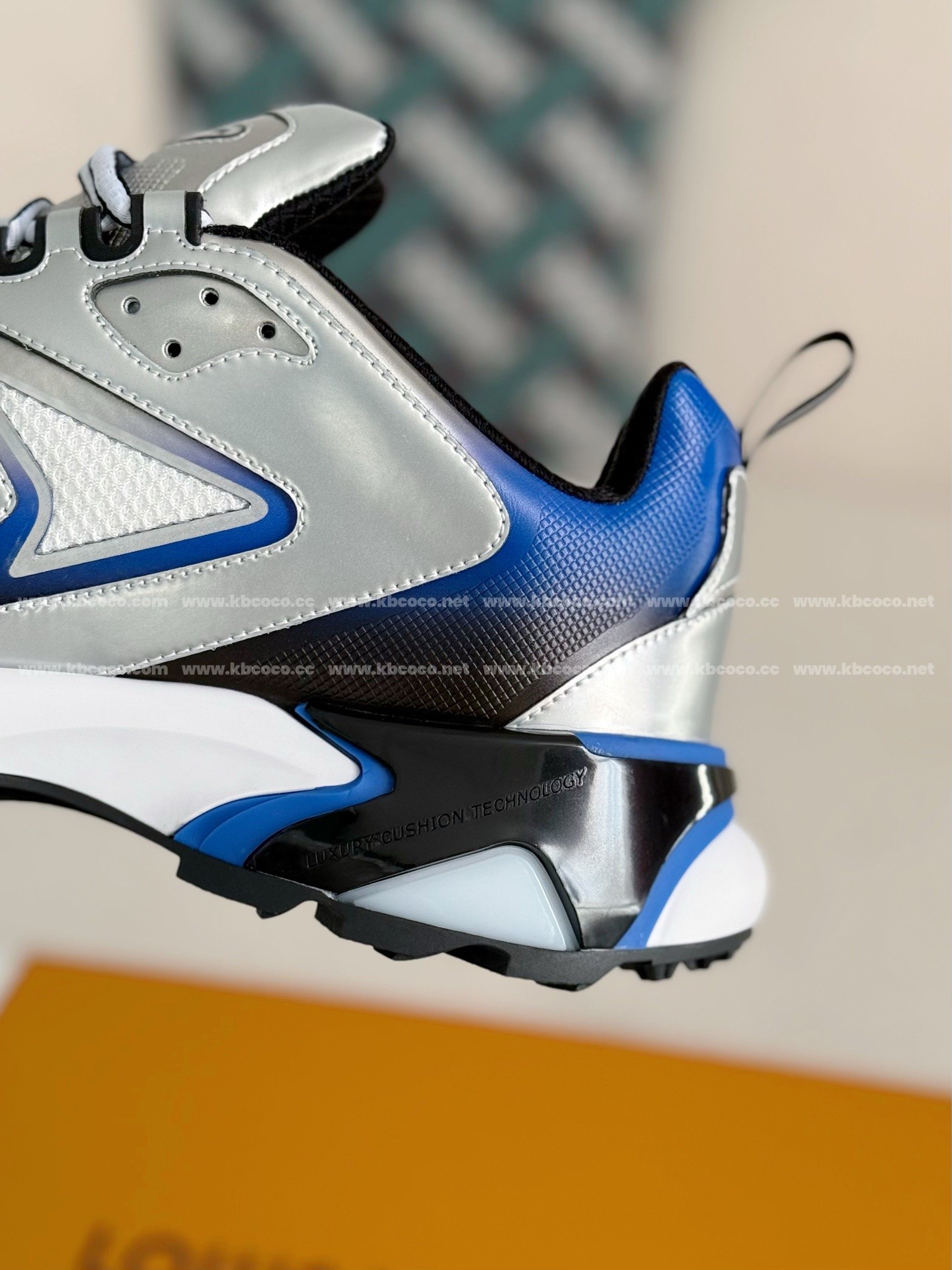 【#4188】 LOUIS VUITTON RUNNER SNEAKERS