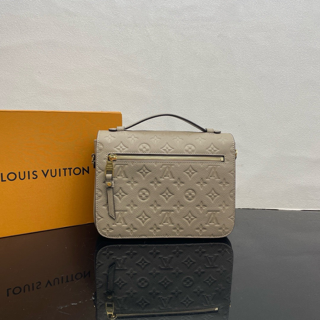 LOUIS VUITTON Pochette Metis Postman bag/top quality M47142