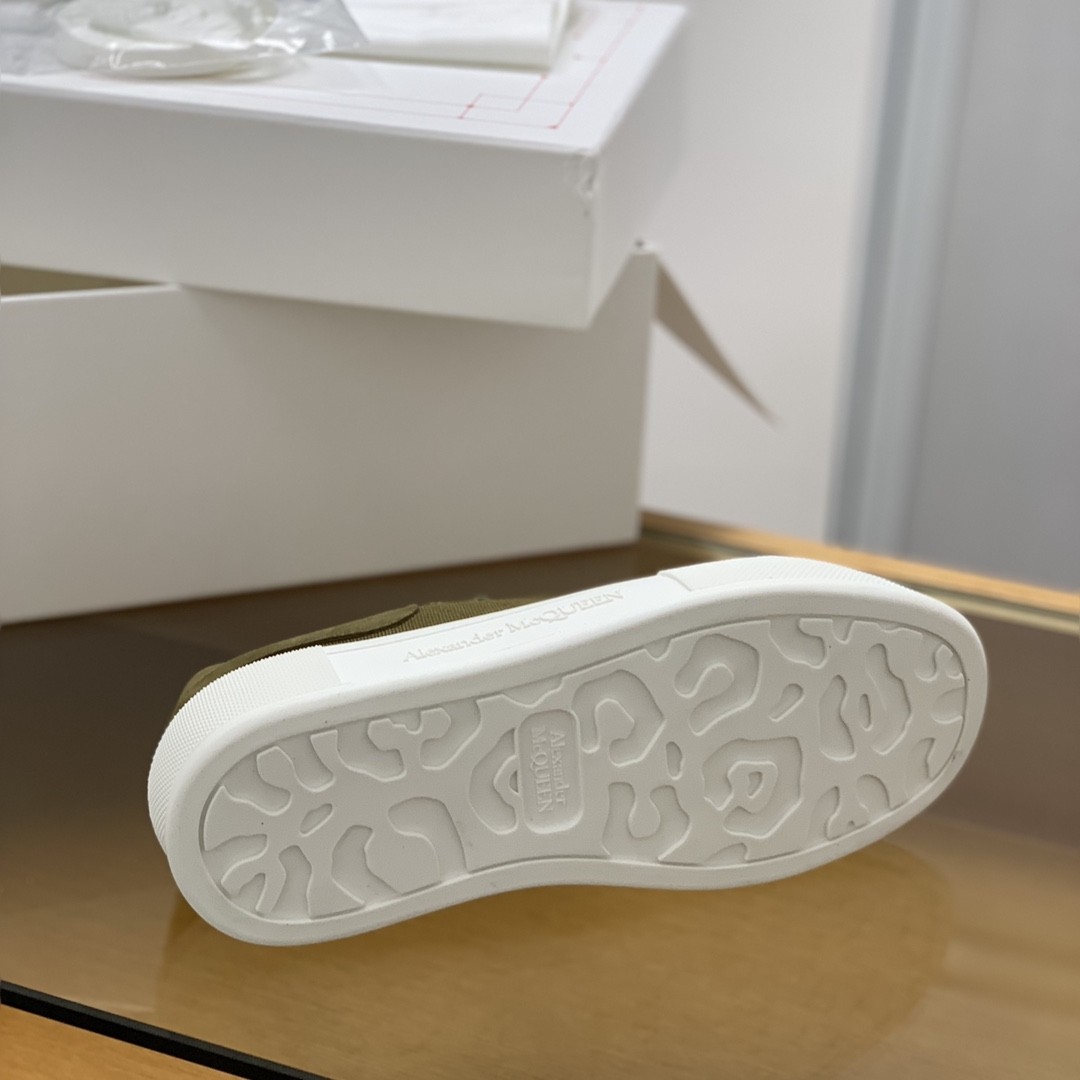 Alexander McQueen MQ olive green velvet tail Sneakers