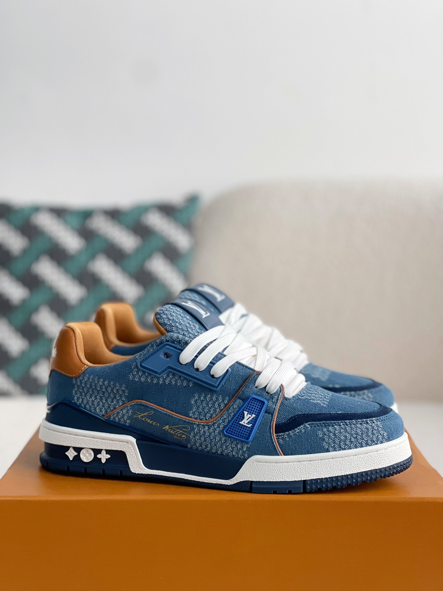 LOUIS VUITTON SNEAKERS