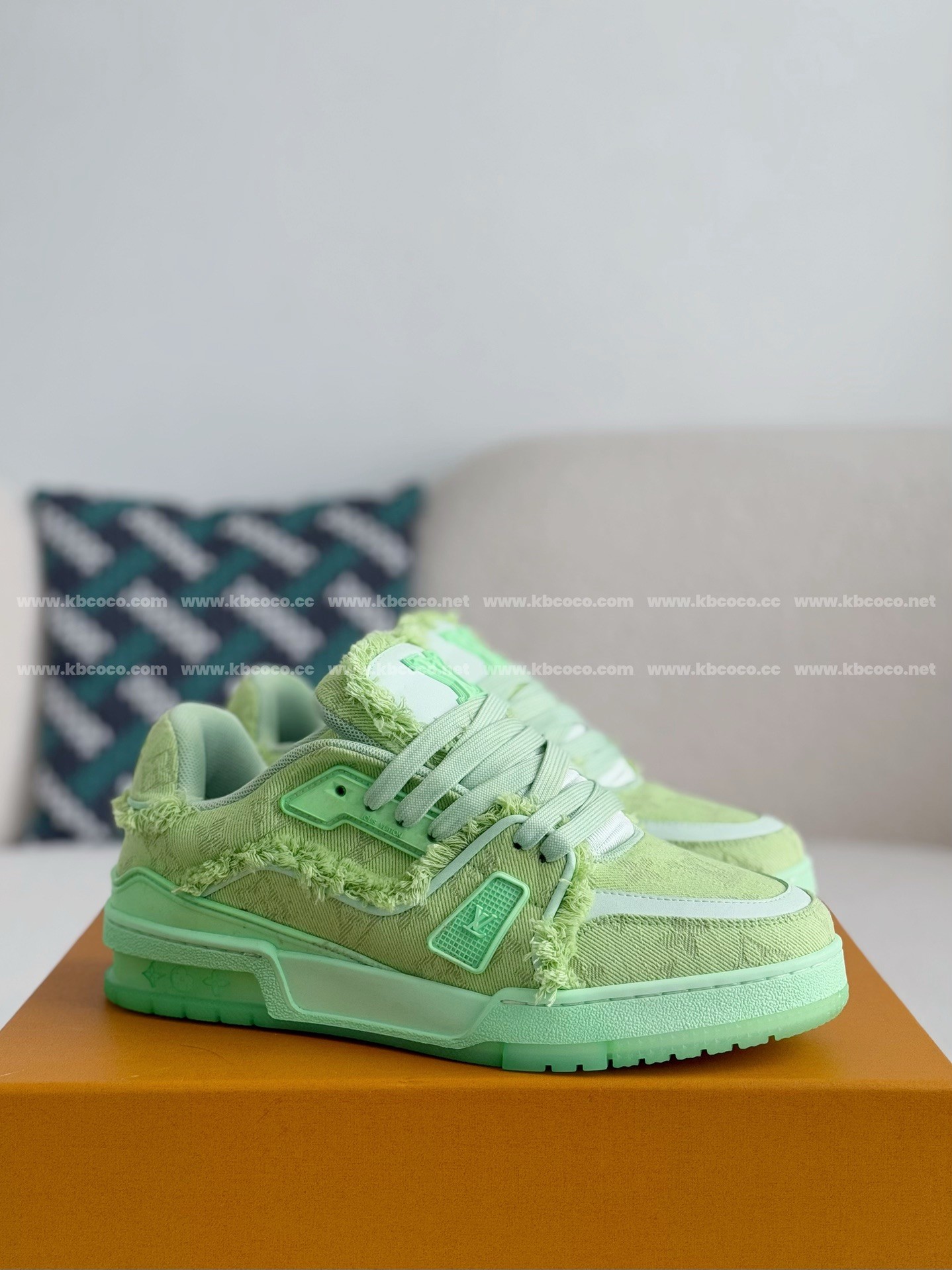 【#3977】 LOUIS VUITTON TRAINER SNEAKERS