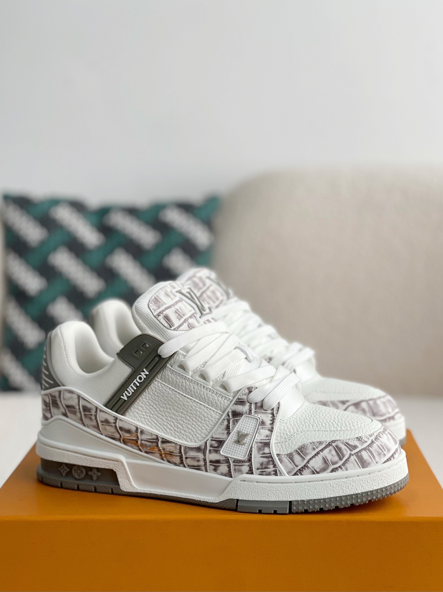 [#3368」 LOUIS VUITTON TRAINER SNEAKERS