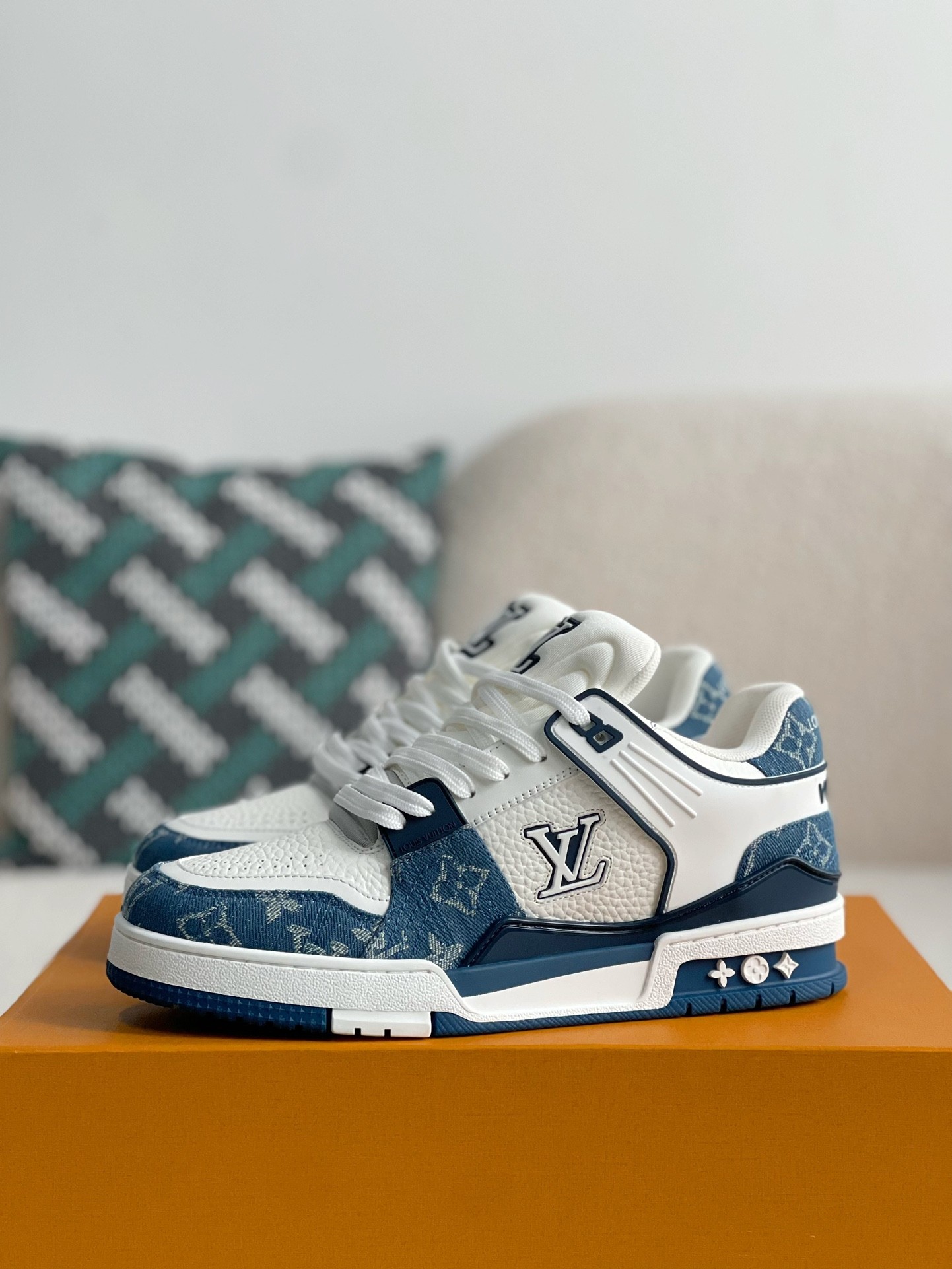 LOUIS VUITTON SNEAKERS