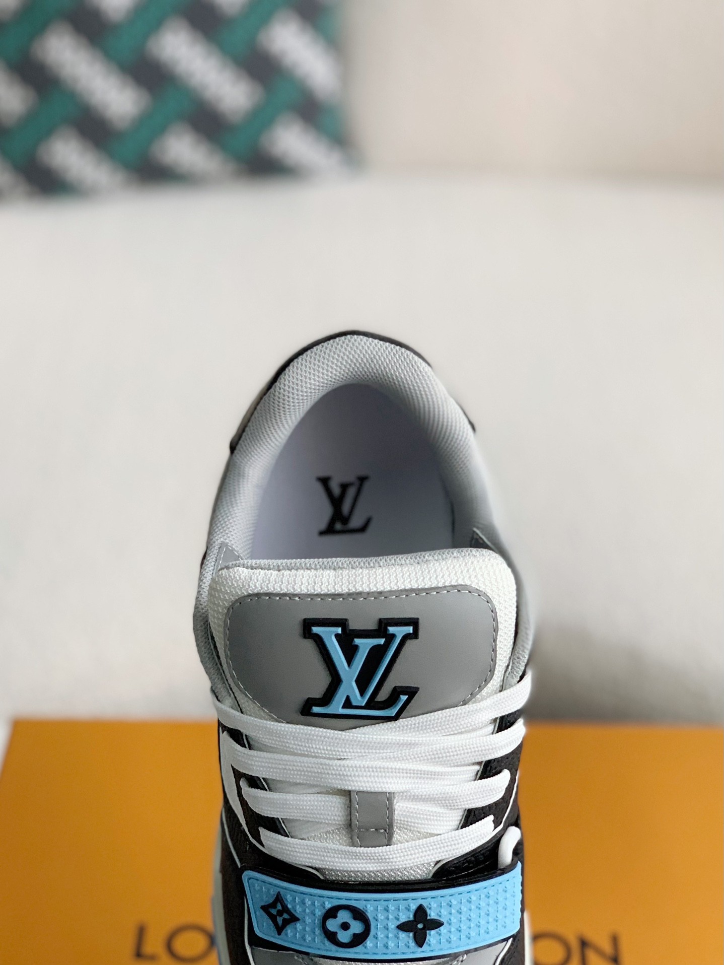 LOUIS VUITTON SNEAKERS