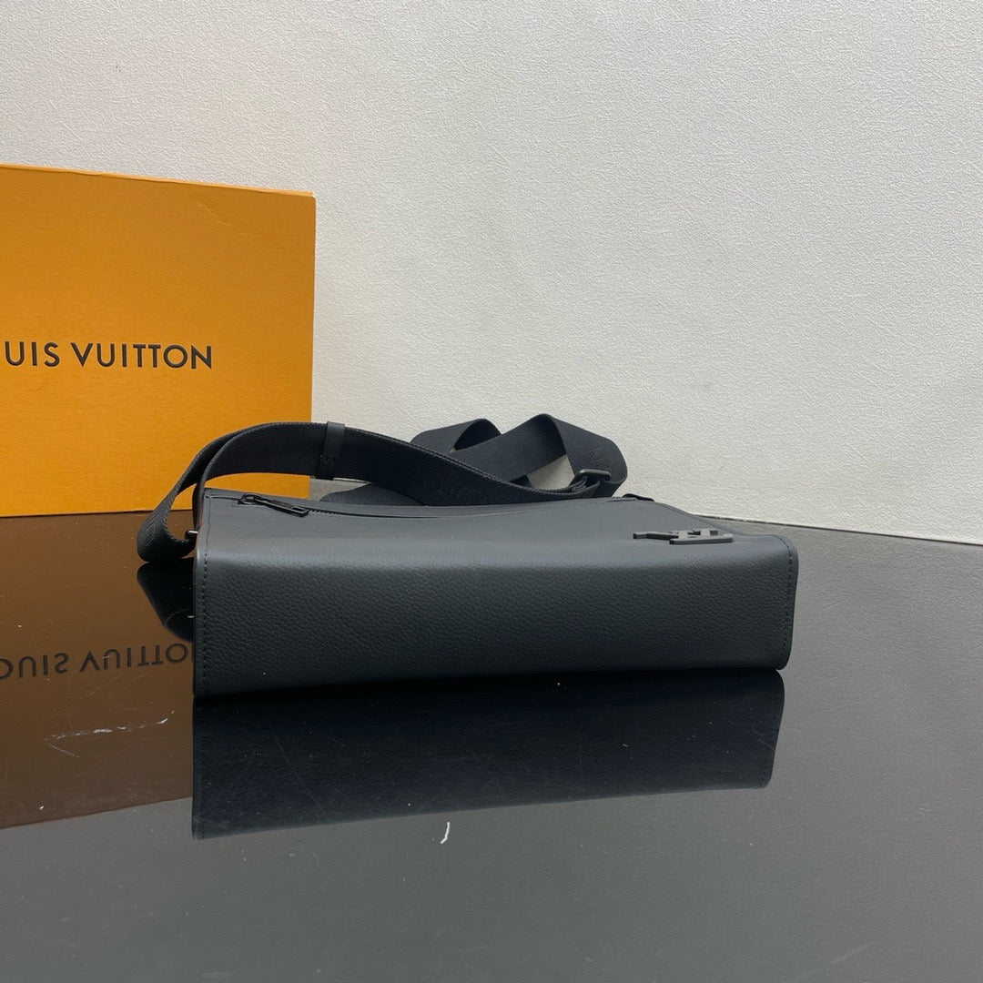 LOUIS VUITTON Messenger Voyage Aerogram Shoulder bag/top quality M59329