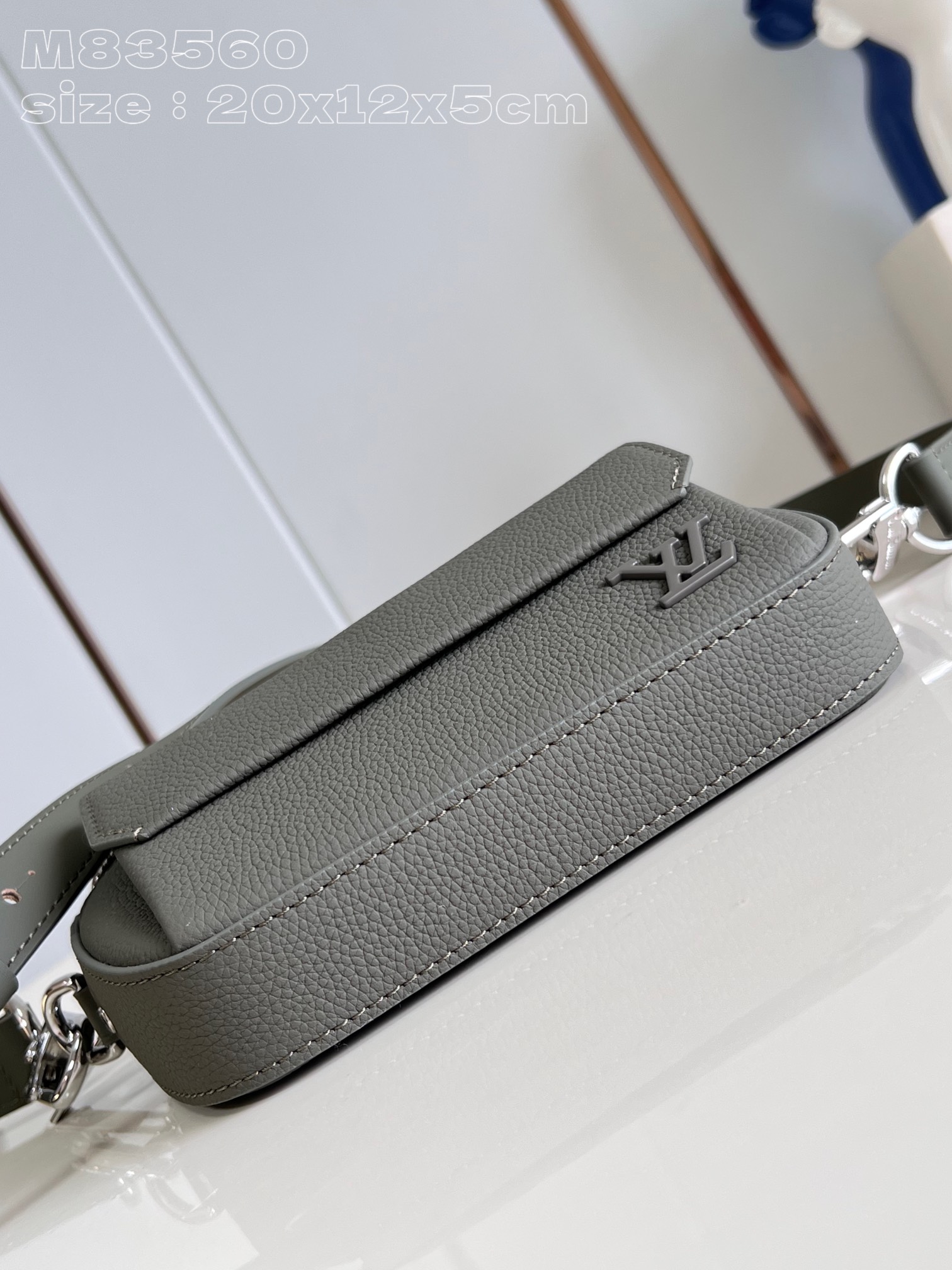 Louis Vuitton Pilot Wearable Wallet M83560，Top quality