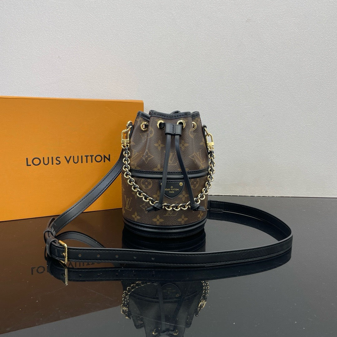 LOUIS VUITTON CANOÉ Bucket bag/top quality M83480