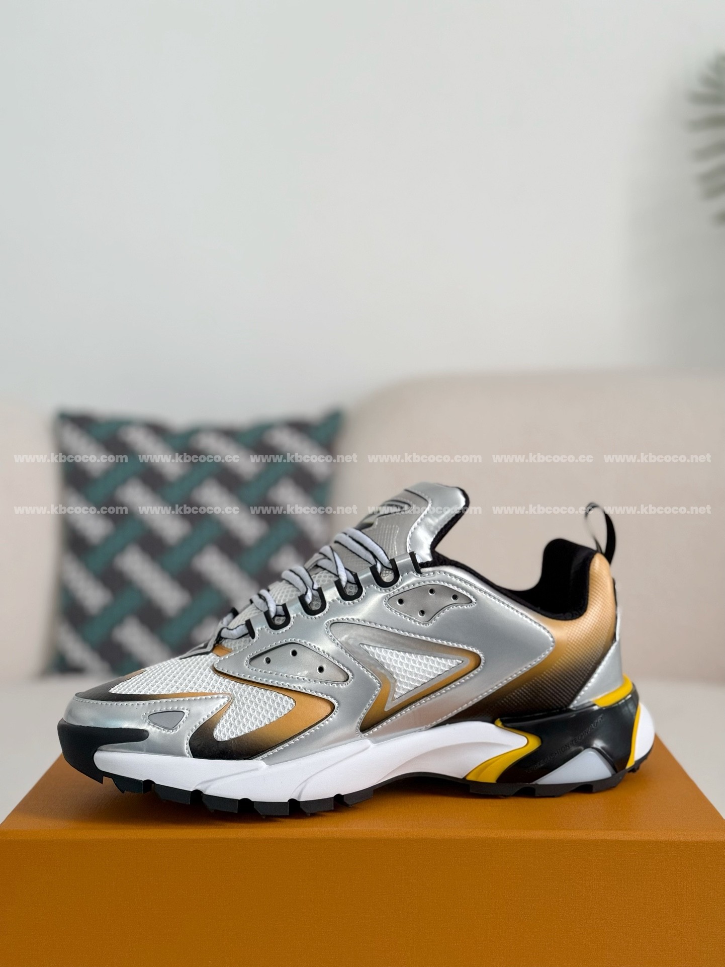 【#4189】 LOUIS VUITTON RUNNER SNEAKERS